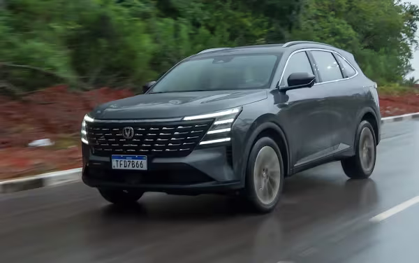 CAOA Changan CS75 rodando em estrada em imagem oficial de divulgação