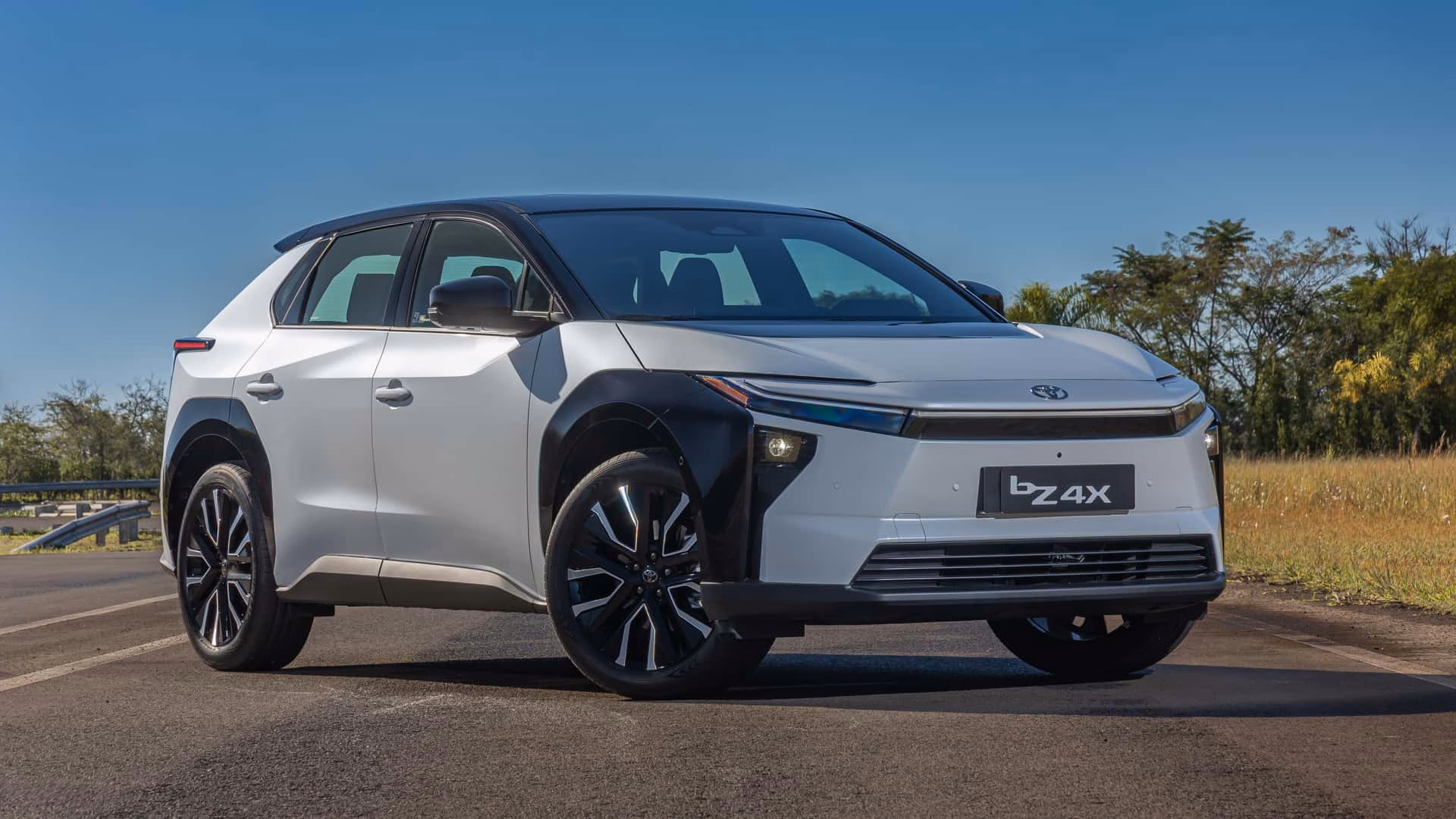 Toyota bZ4X parado em imagem oficial do lançamento no Brasil