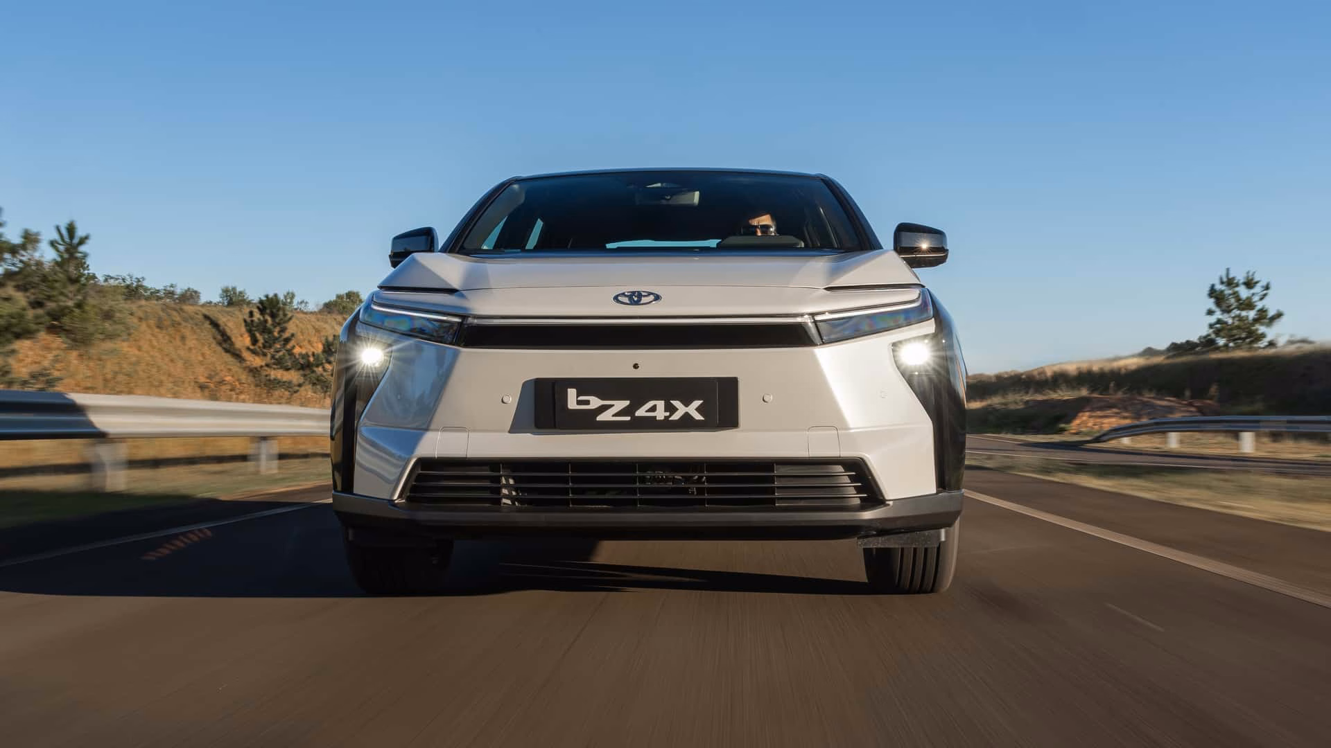 Toyota bZ4X rodando em via urbana no material oficial brasileiro