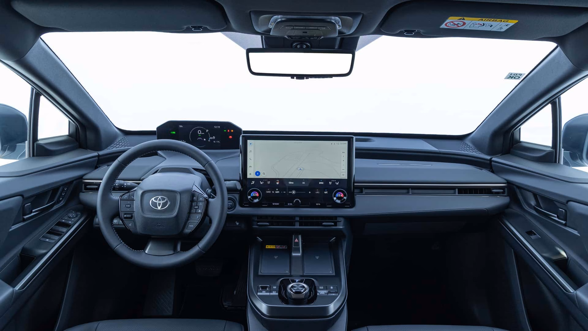 Cabine do Toyota bZ4X vista em ângulo aberto