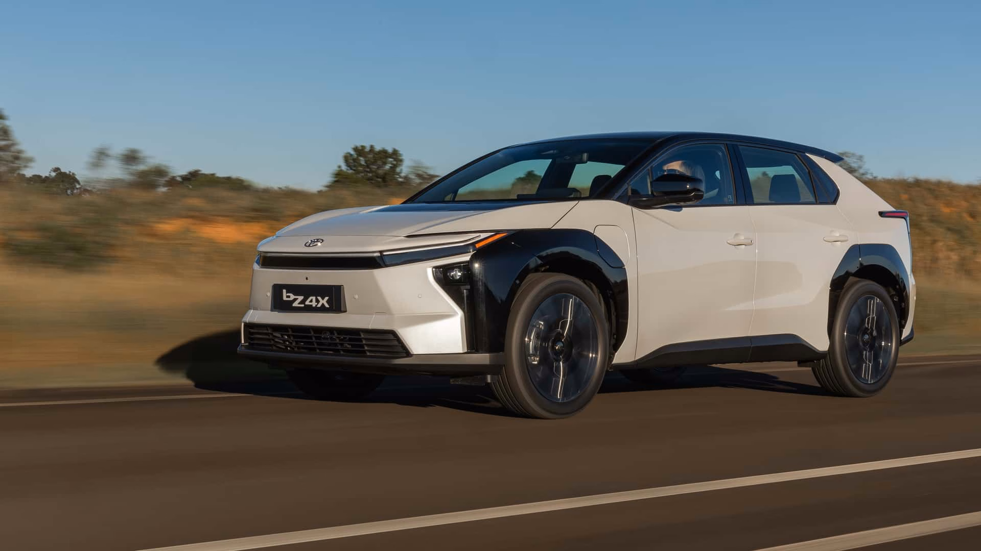 Toyota bZ4X visto de lado em imagem oficial