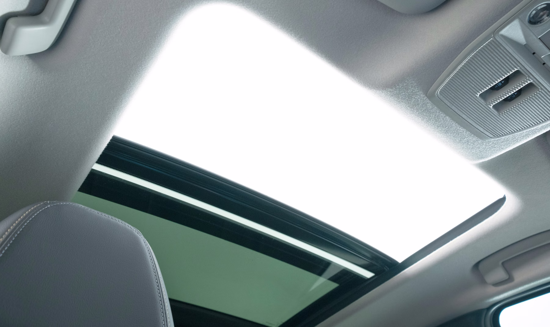 Teto panorâmico do novo Nissan Kicks visto a partir da cabine