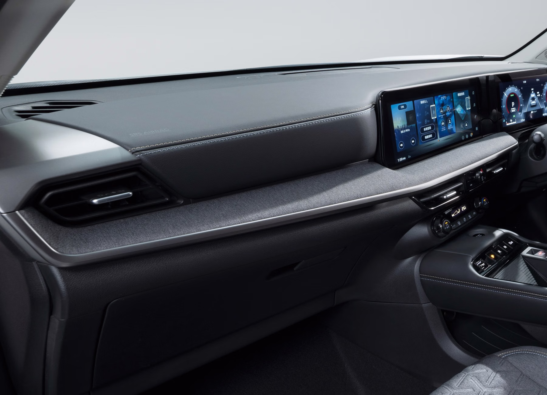 Painel do novo Nissan Kicks com tela central e comandos do console