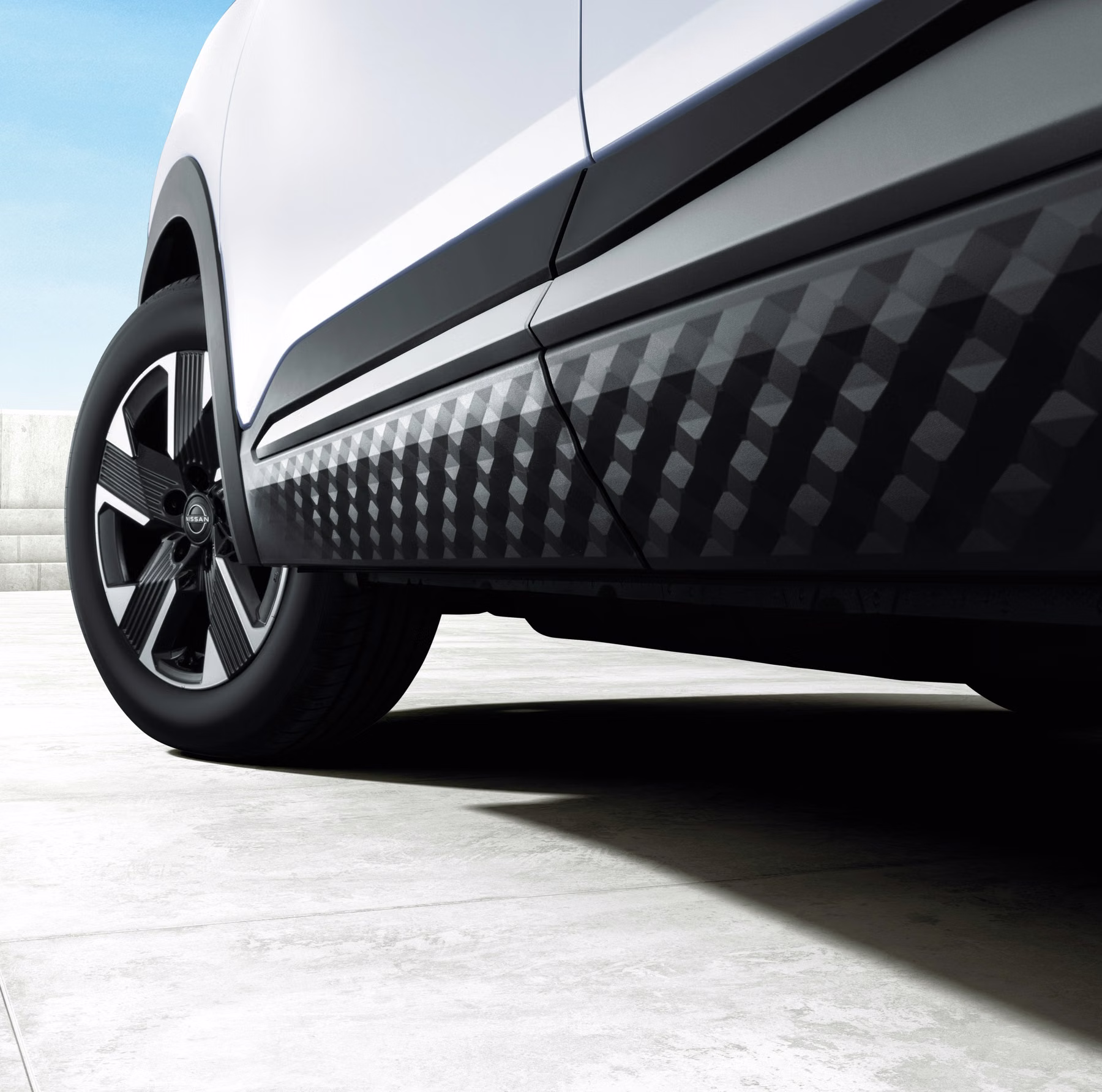 Novo Nissan Kicks branco em detalhe vertical da lateral e acabamento inferior