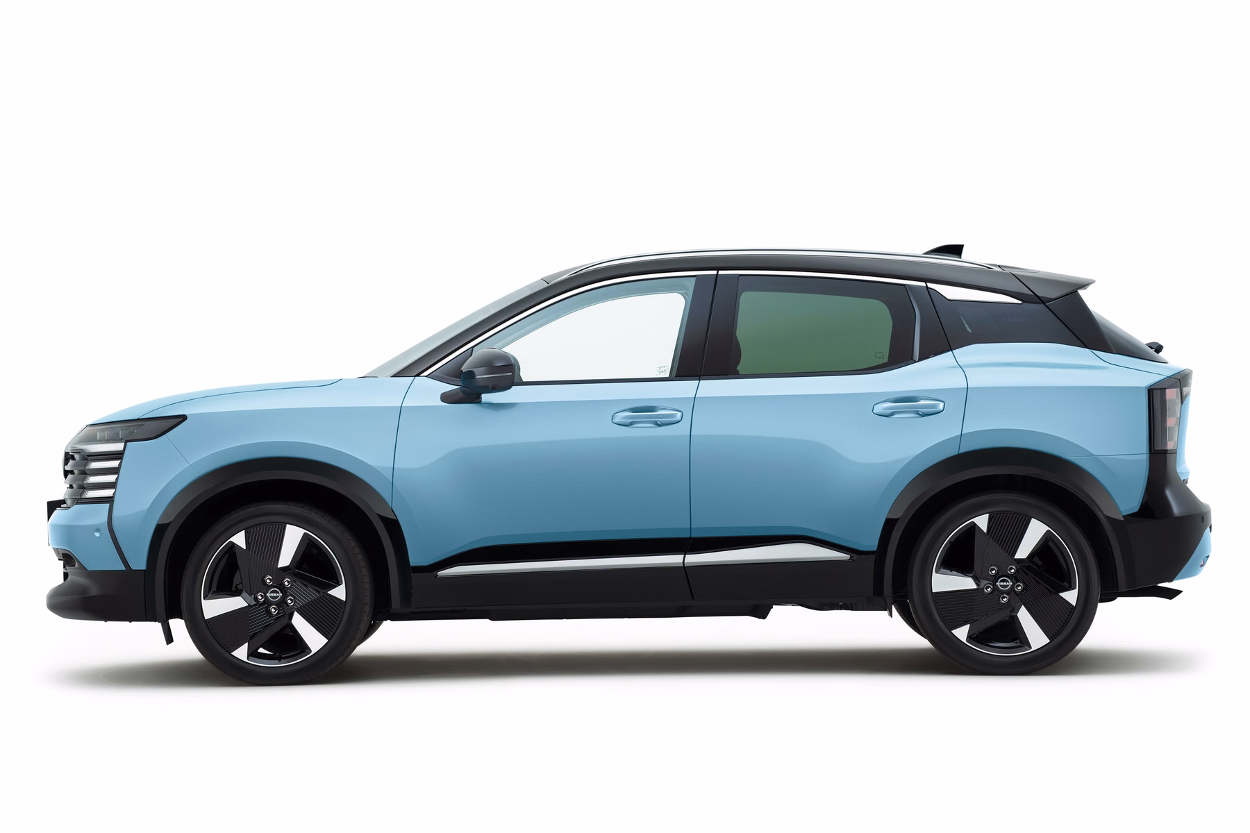 Novo Nissan Kicks azul em vista lateral de estúdio