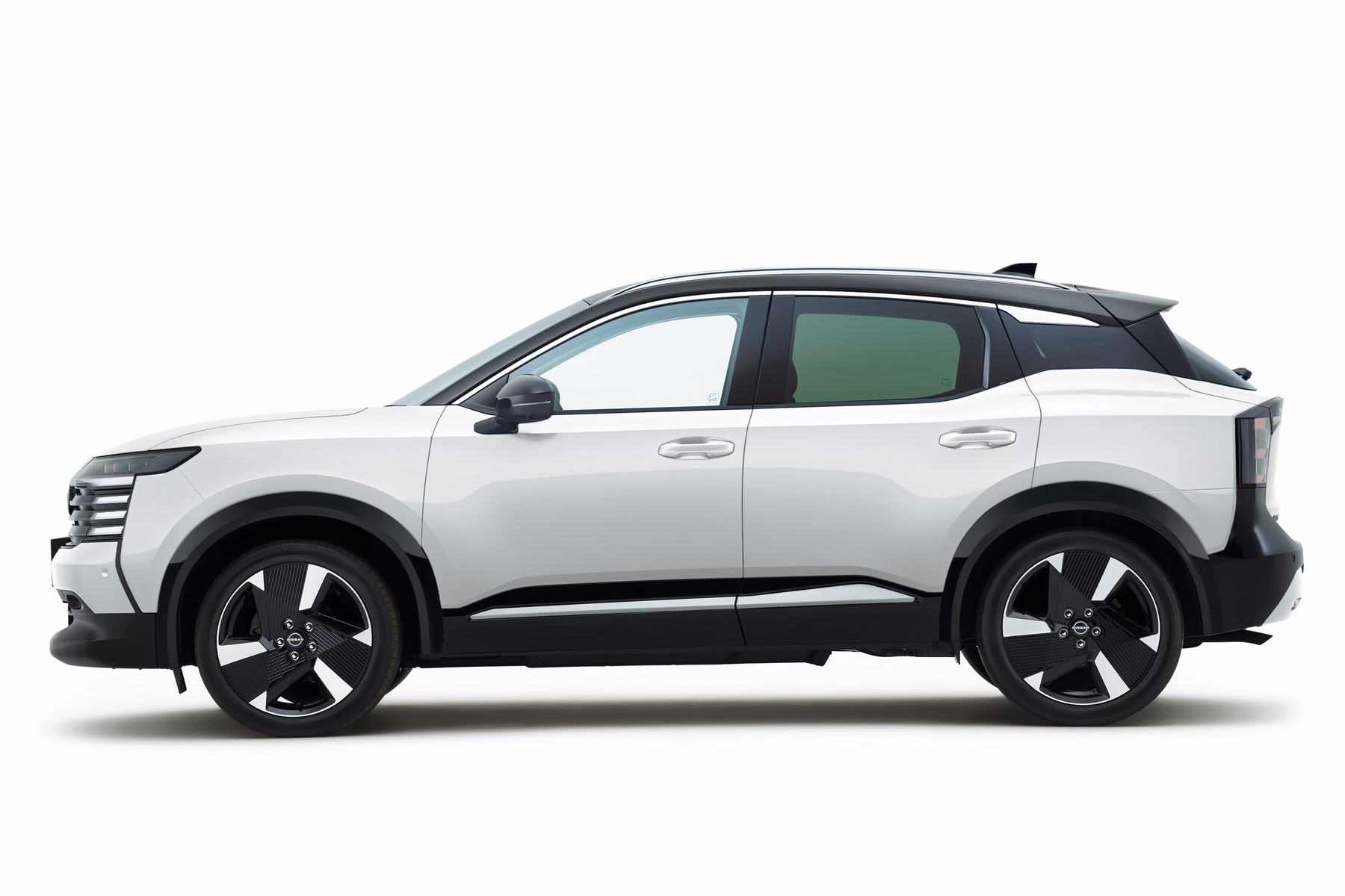 Novo Nissan Kicks branco em vista lateral de estúdio
