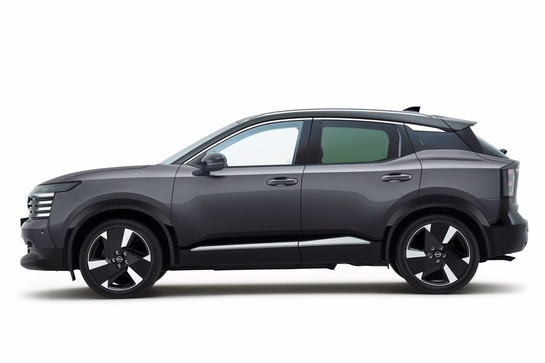 Novo Nissan Kicks cinza escuro em vista lateral de estúdio
