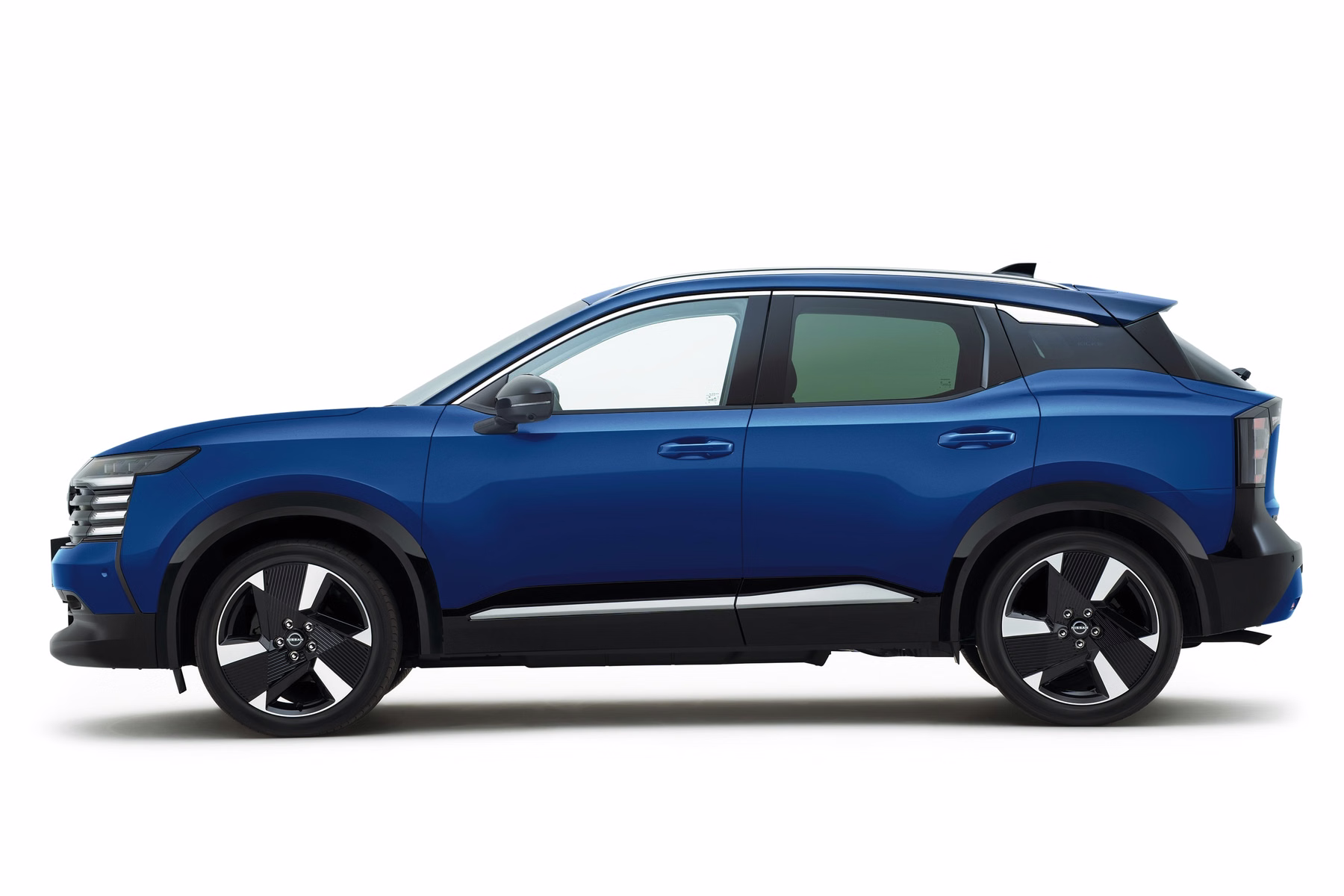 Novo Nissan Kicks azul escuro em vista lateral de estúdio