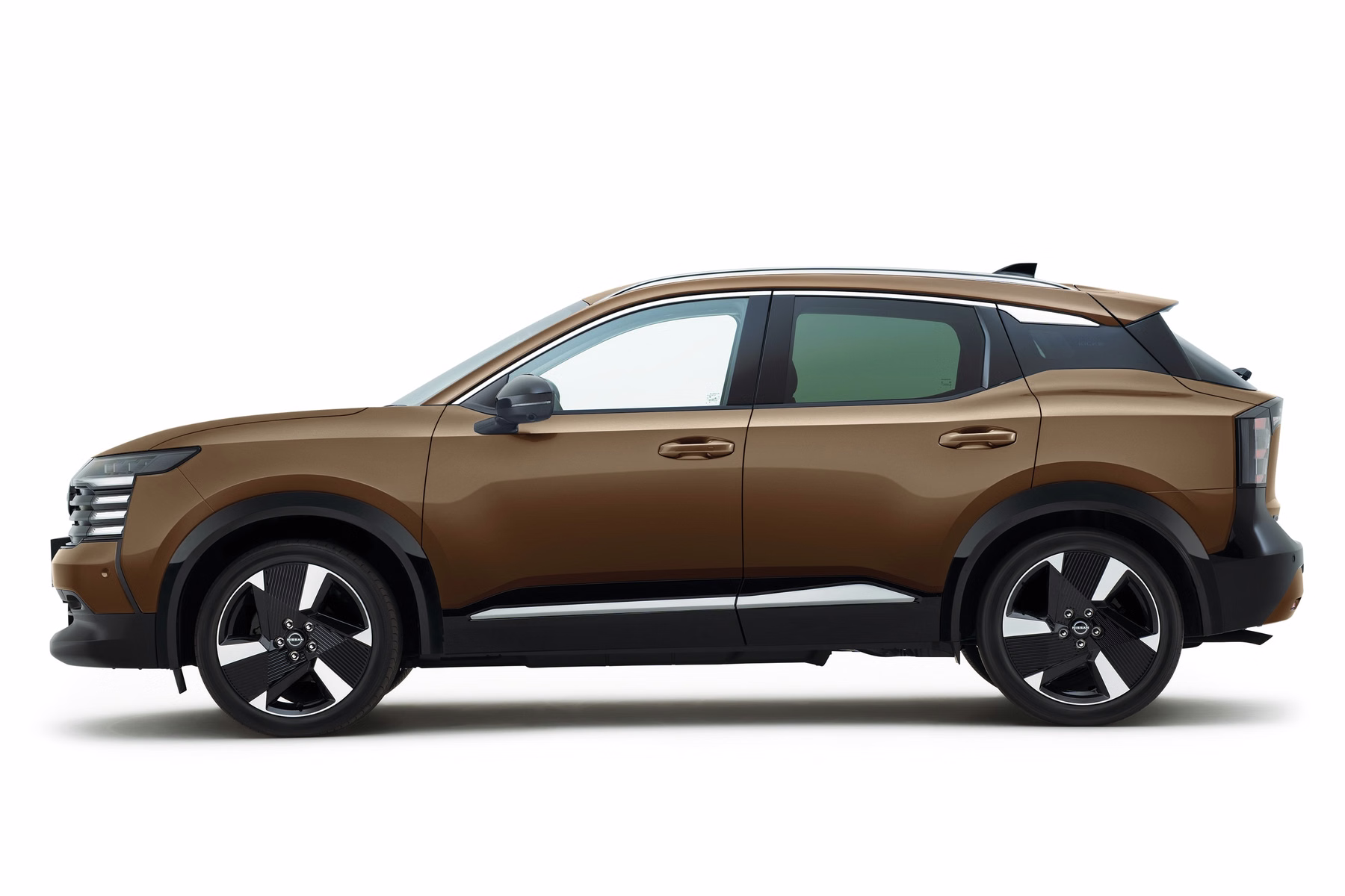 Novo Nissan Kicks marrom em vista lateral de estúdio
