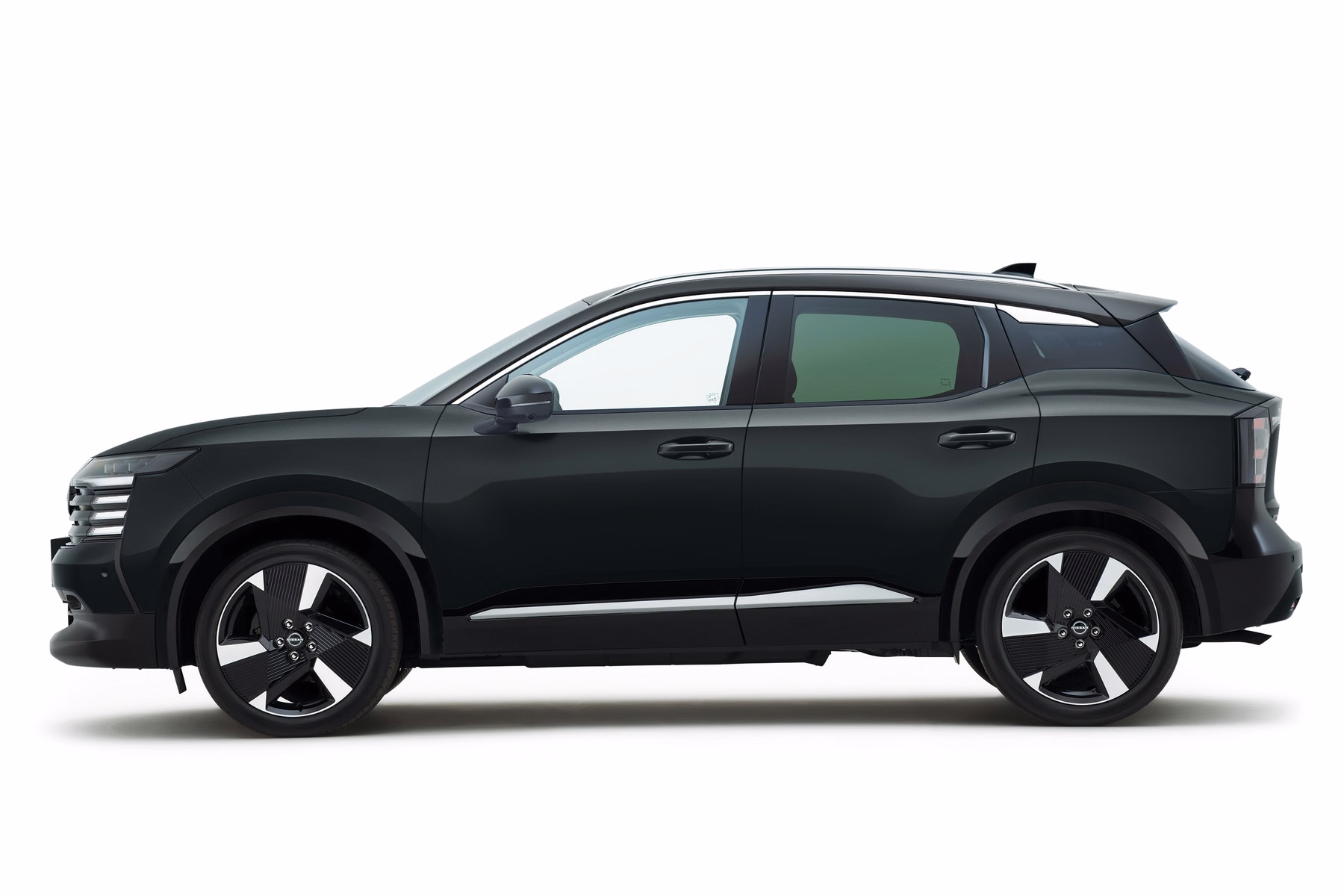 Novo Nissan Kicks preto em vista lateral de estúdio
