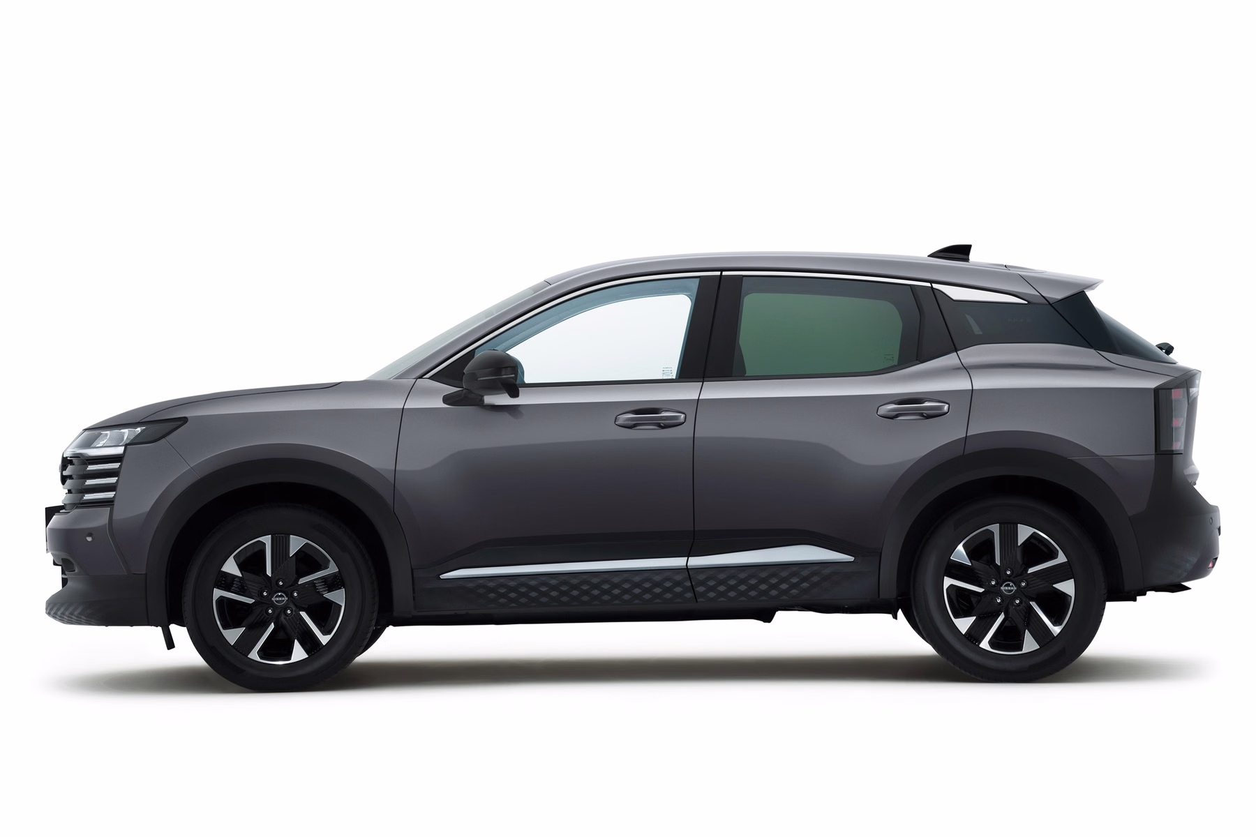 Novo Nissan Kicks cinza em vista lateral de estúdio