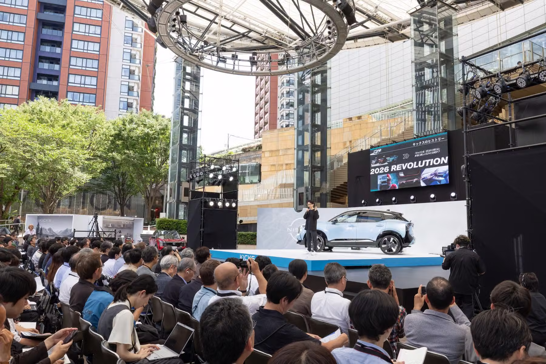 Evento de lançamento do novo Nissan Kicks no Japão com público e carro no palco