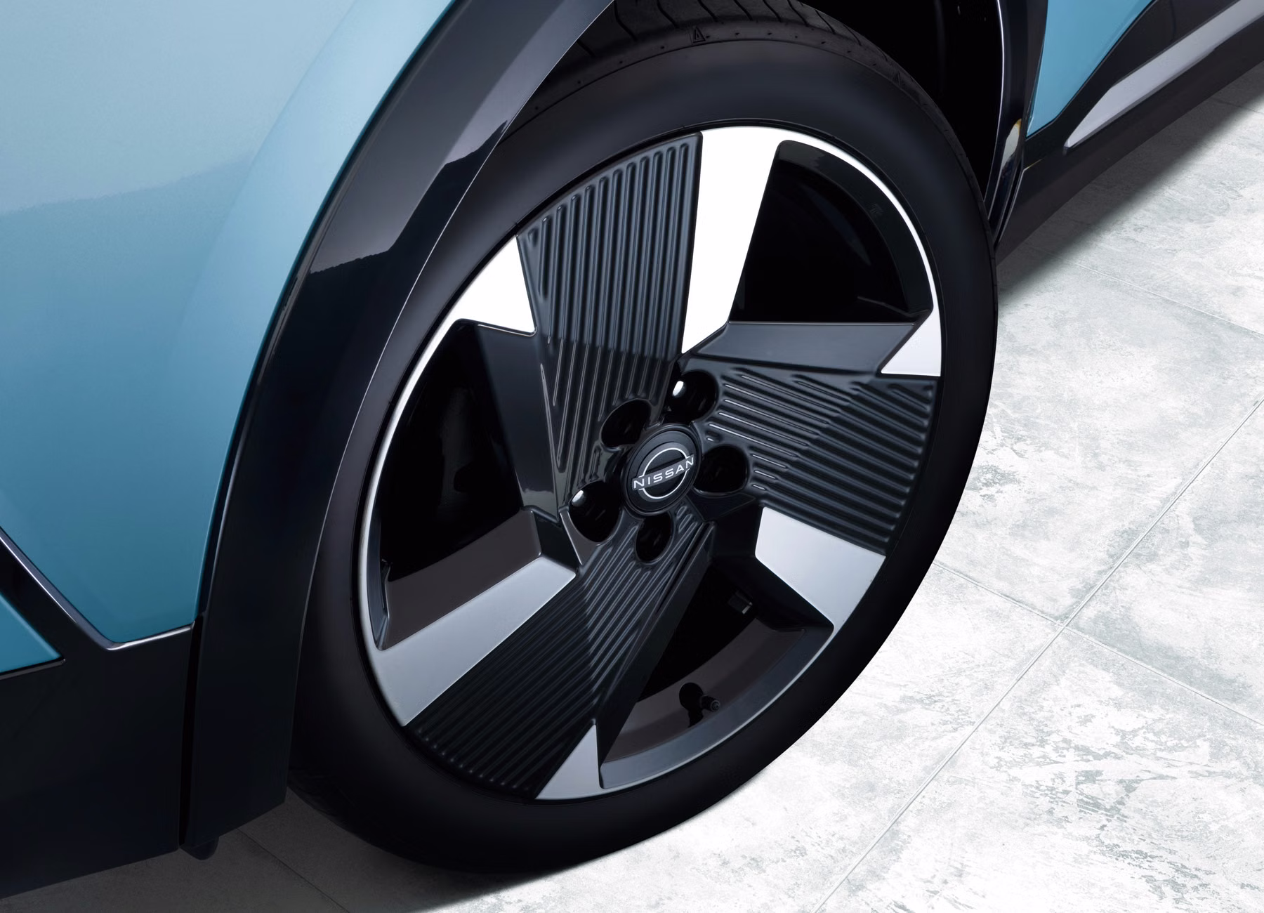 Roda do novo Nissan Kicks azul em imagem oficial de detalhe