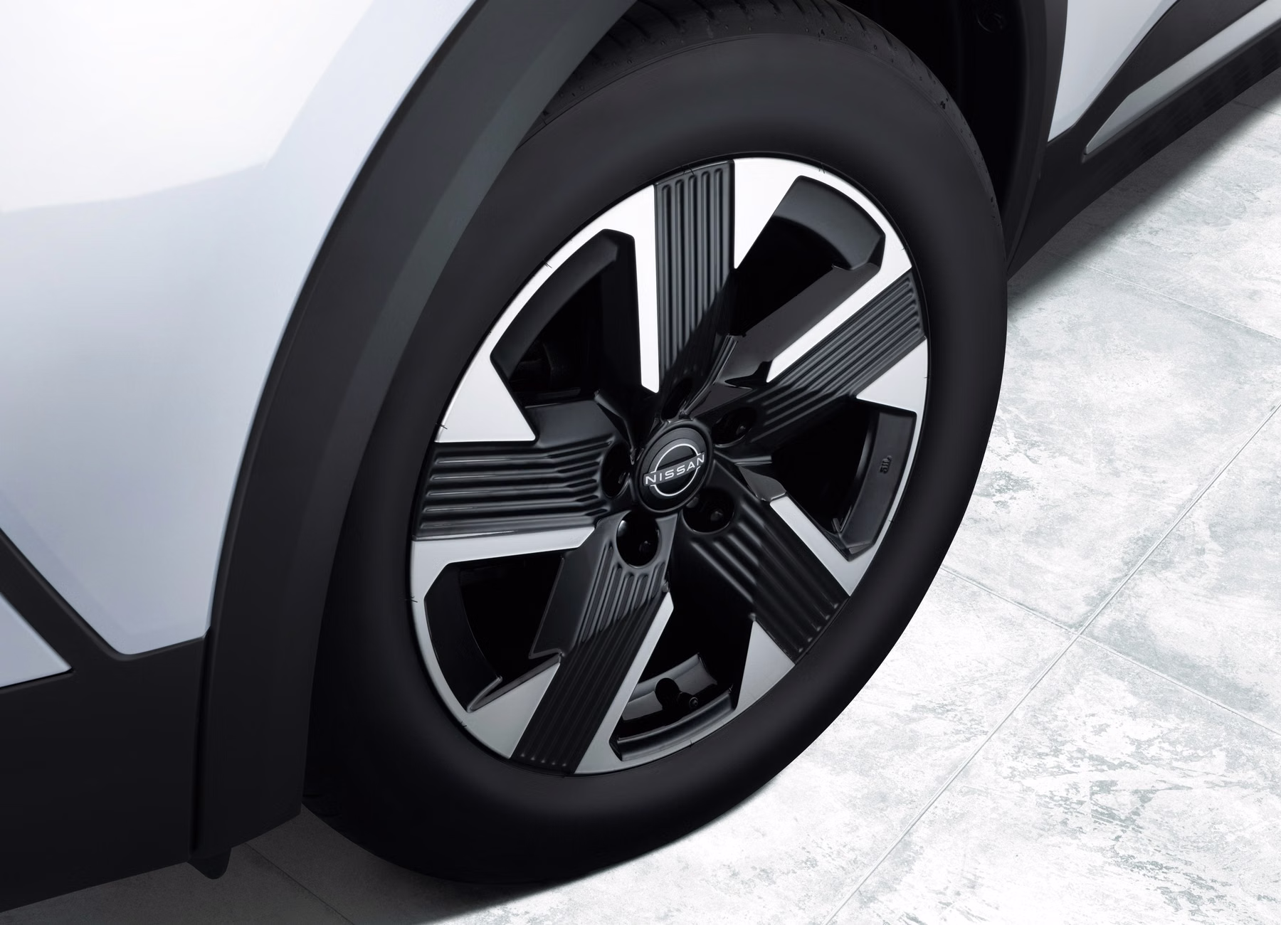 Roda do novo Nissan Kicks branco em imagem oficial de detalhe