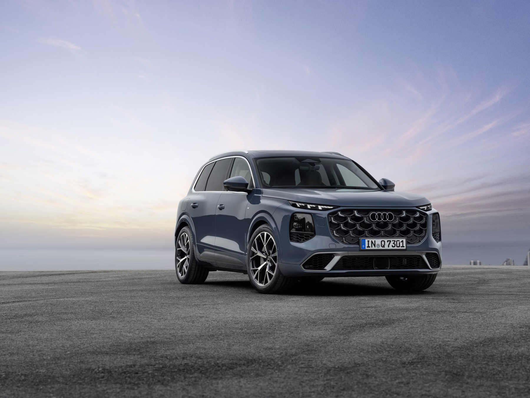Novo Audi Q7 azul em imagem oficial de três quartos dianteira ao entardecer