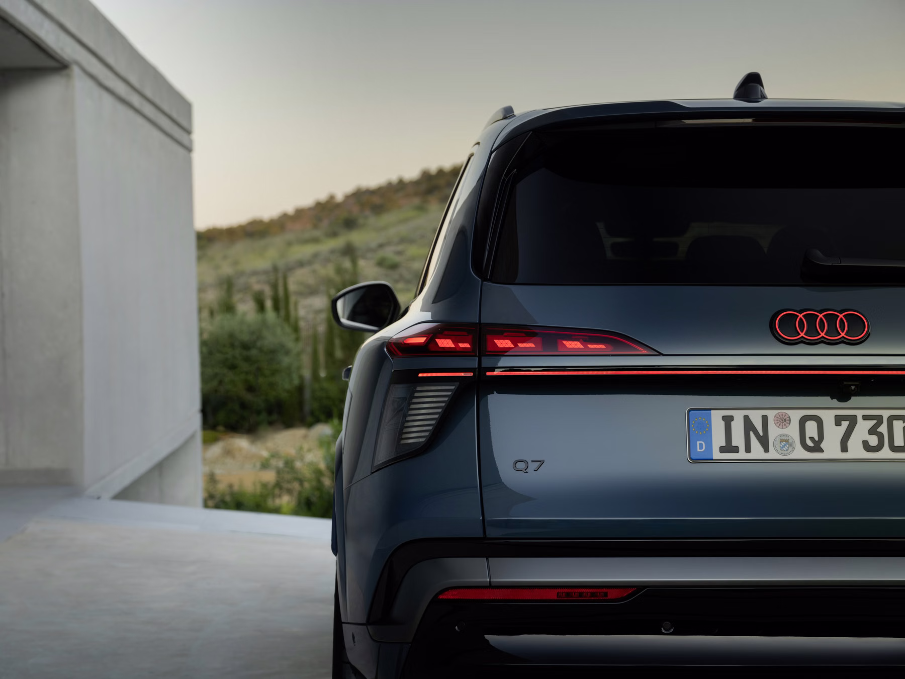 Traseira do Audi Q7 com faixa luminosa e lanternas OLED digitais
