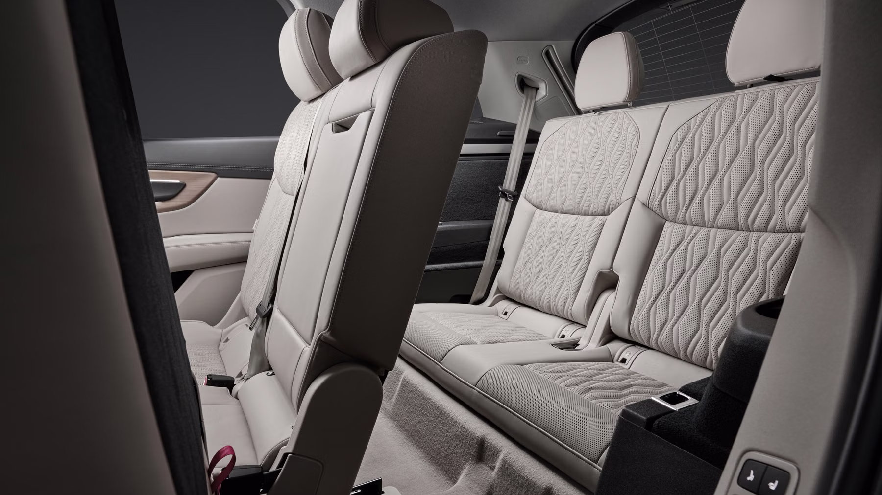 Bancos traseiros do Audi Q7 com assento individual rebatível em destaque