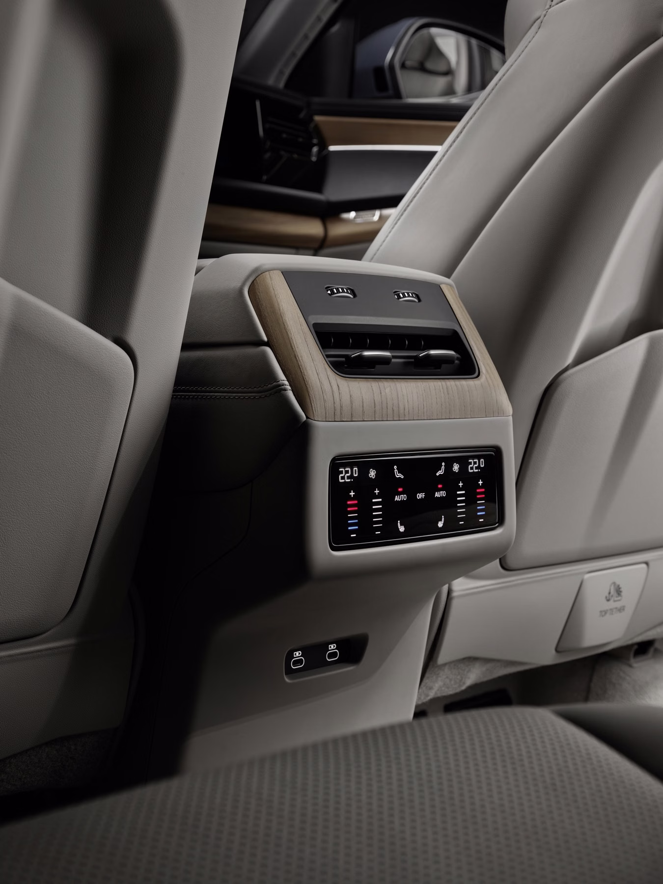 Console traseiro do Audi Q7 com comandos de climatização e conexões USB-C