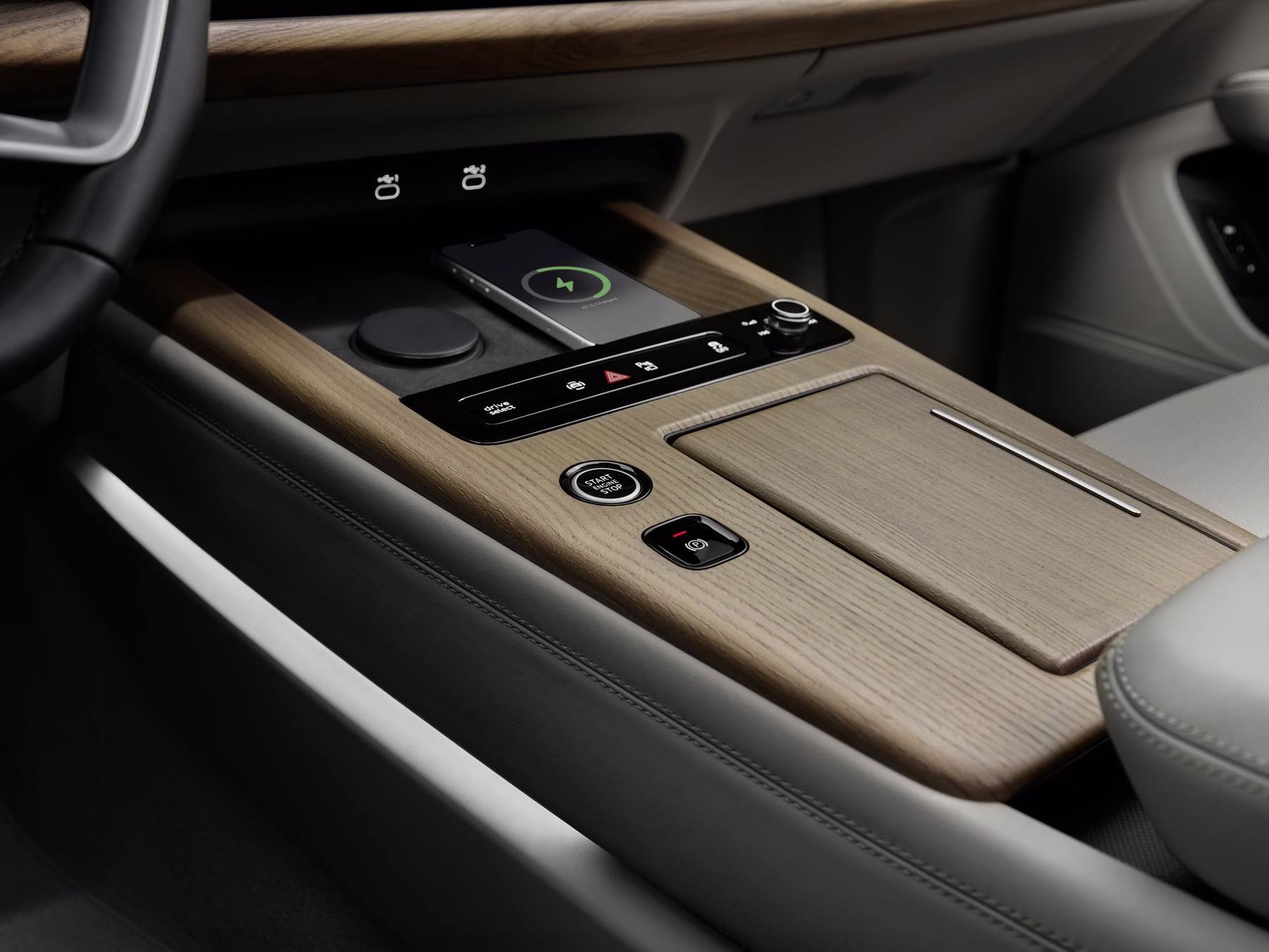 Console central do Audi Q7 com madeira clara e carregadores sem fio