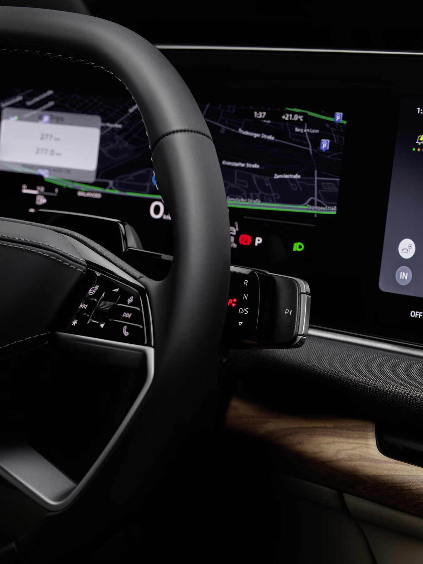 Volante e painel digital do Audi Q7 com sistema de orientação ao motorista