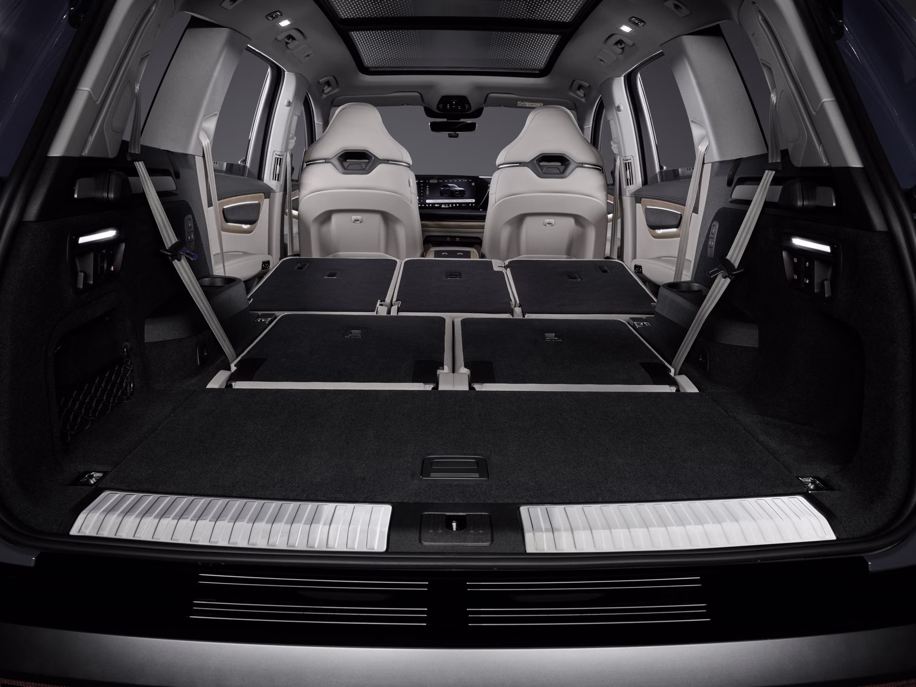 Porta-malas do Audi Q7 com fileiras rebatidas e assoalho plano