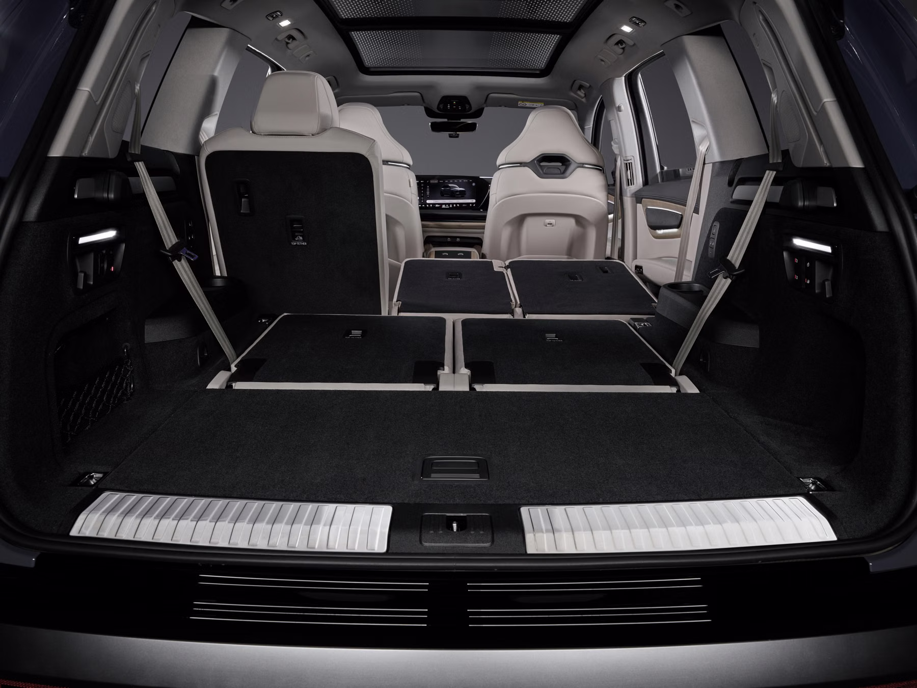 Porta-malas do Audi Q7 com terceira fileira rebatida e segunda fileira à frente