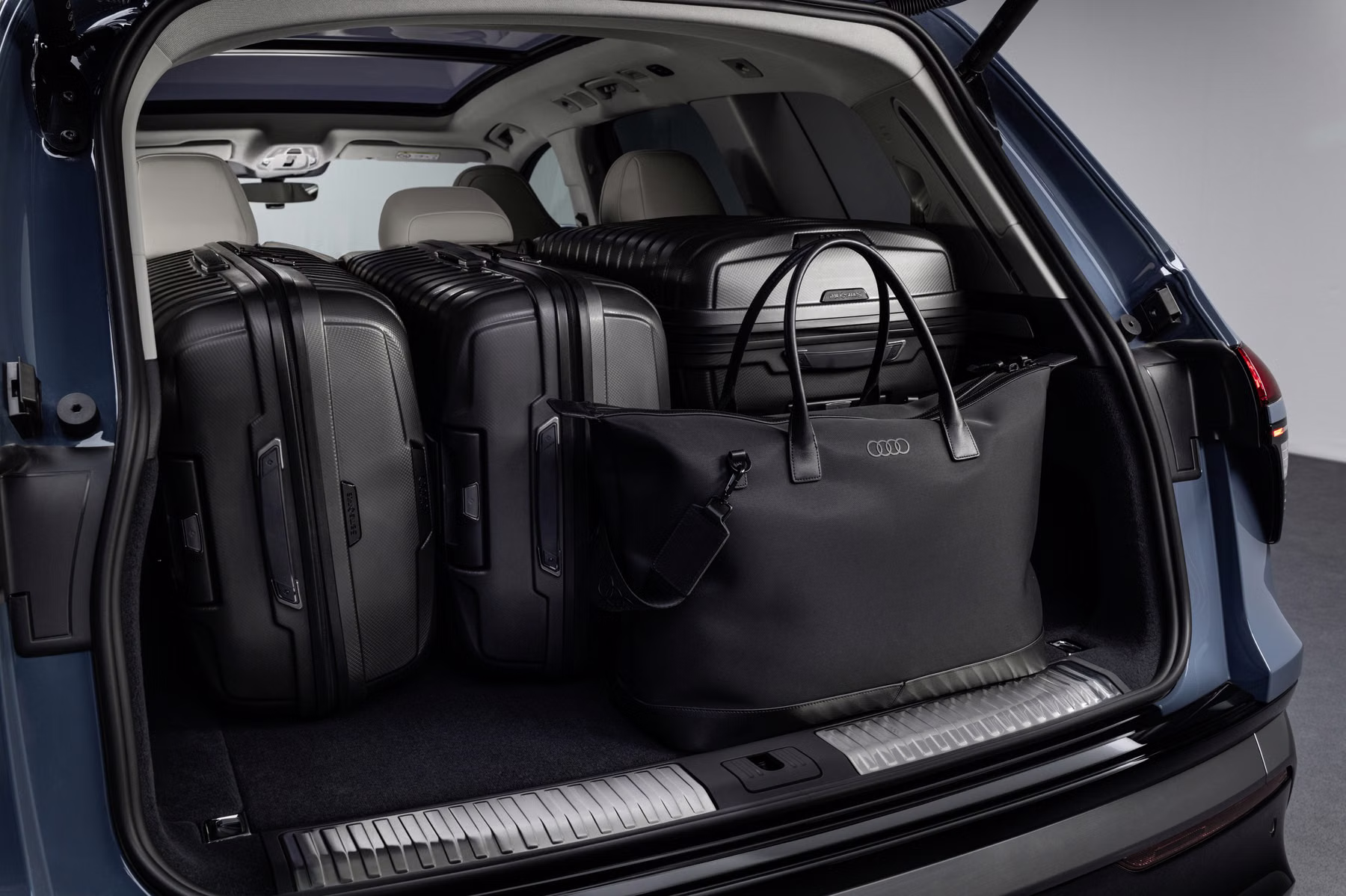 Porta-malas do Audi Q7 carregado com malas e bolsa de viagem