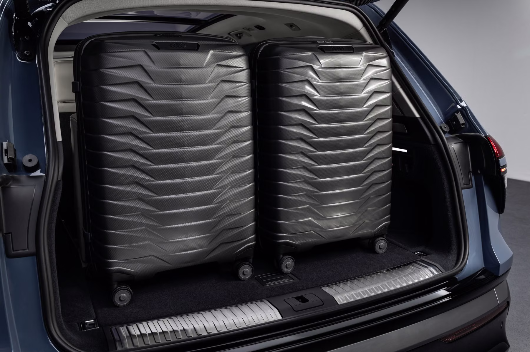 Porta-malas do Audi Q7 com duas malas grandes na vertical