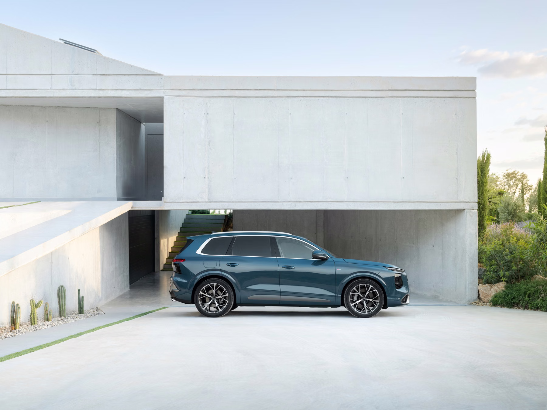 Audi Q7 visto de perfil em cenário arquitetônico claro