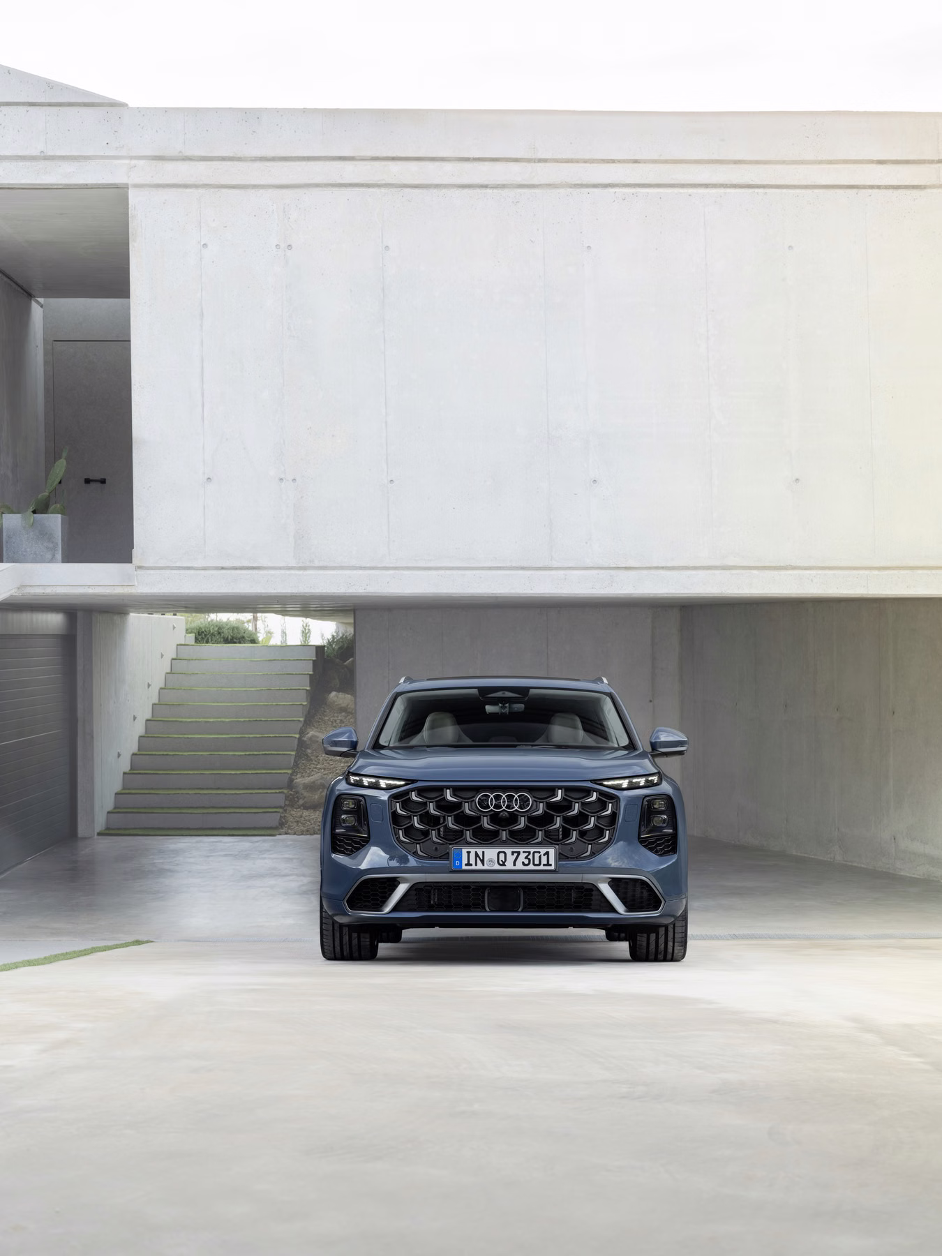 Audi Q7 em imagem vertical frontal diante de arquitetura branca
