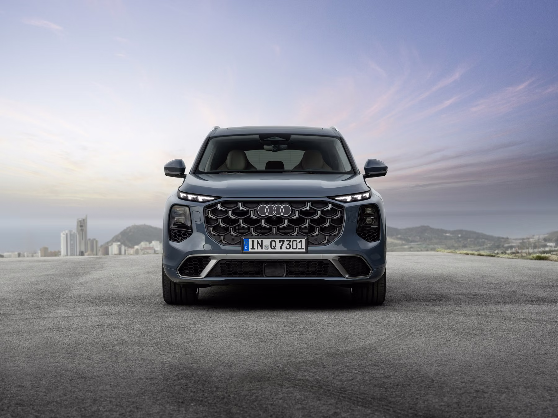 Audi Q7 visto de frente ao entardecer em imagem oficial