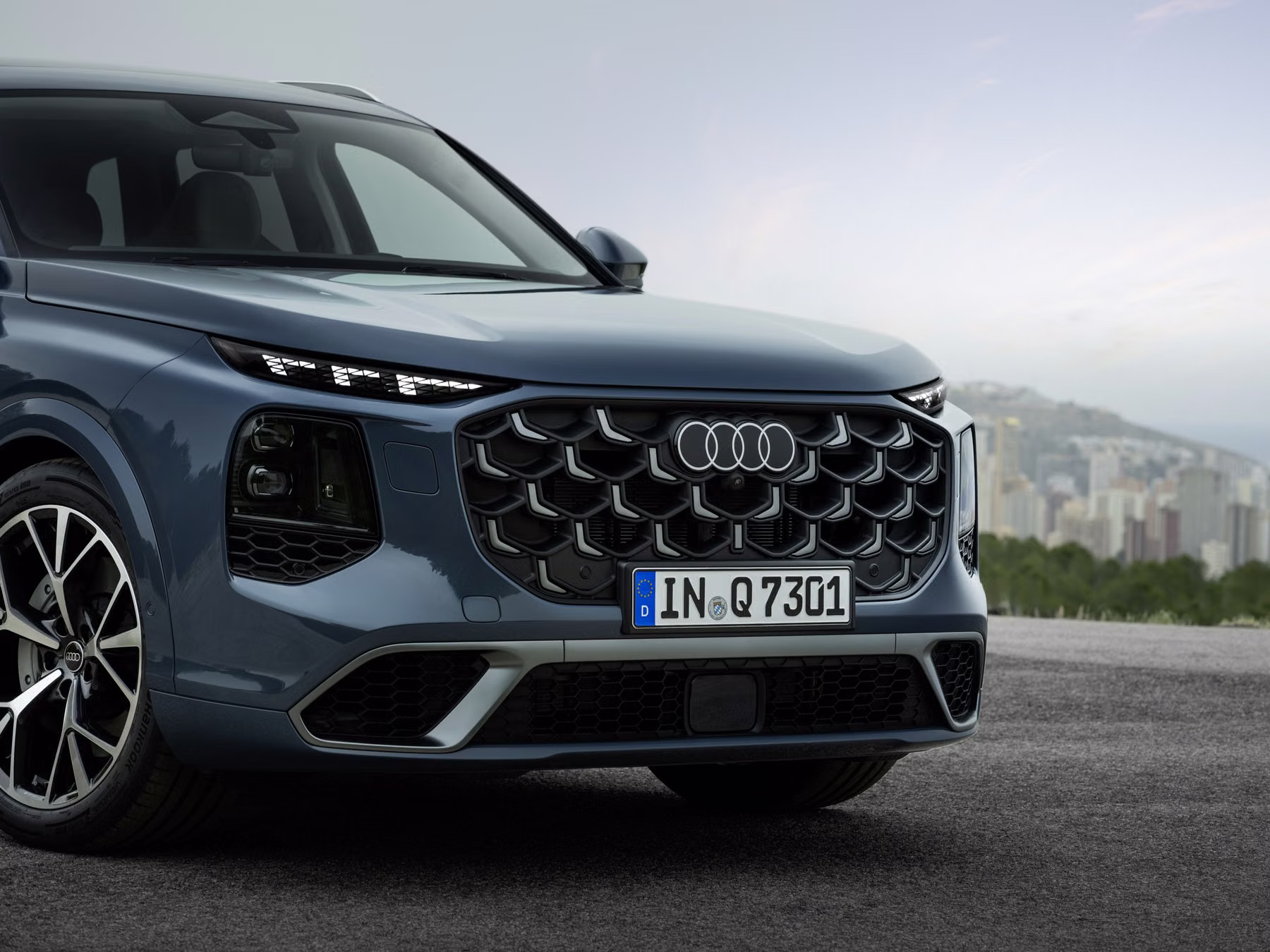 Detalhe da dianteira do Audi Q7 com grade Singleframe e faróis digitais