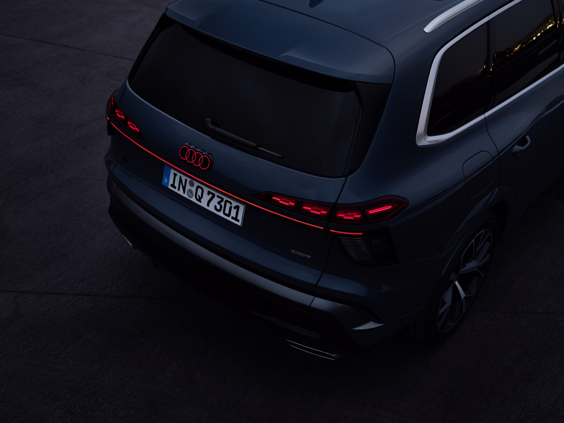 Audi Q7 visto de cima pela traseira com assinatura OLED digital acesa