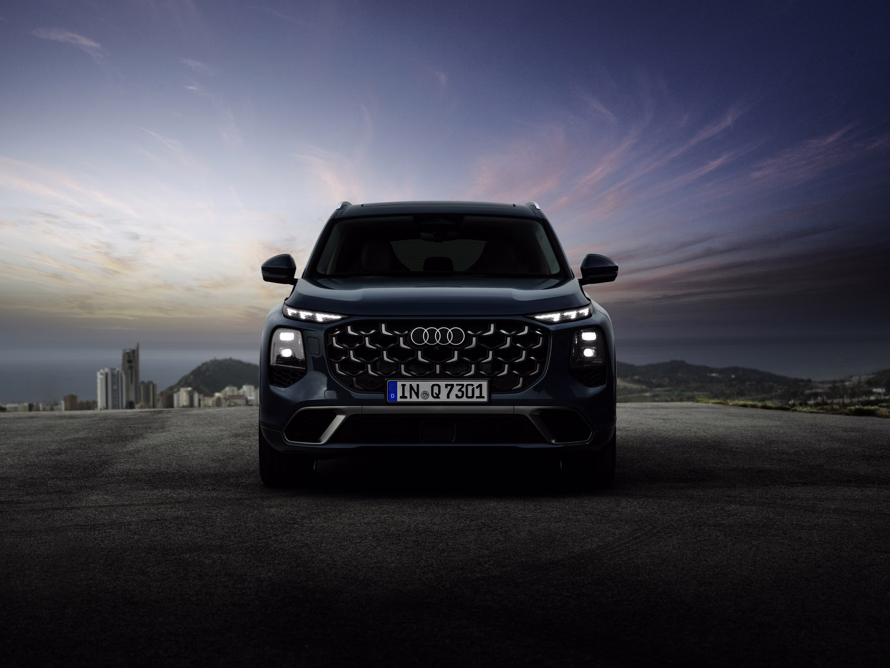 Audi Q7 visto de frente em ambiente escuro com faróis digitais acesos