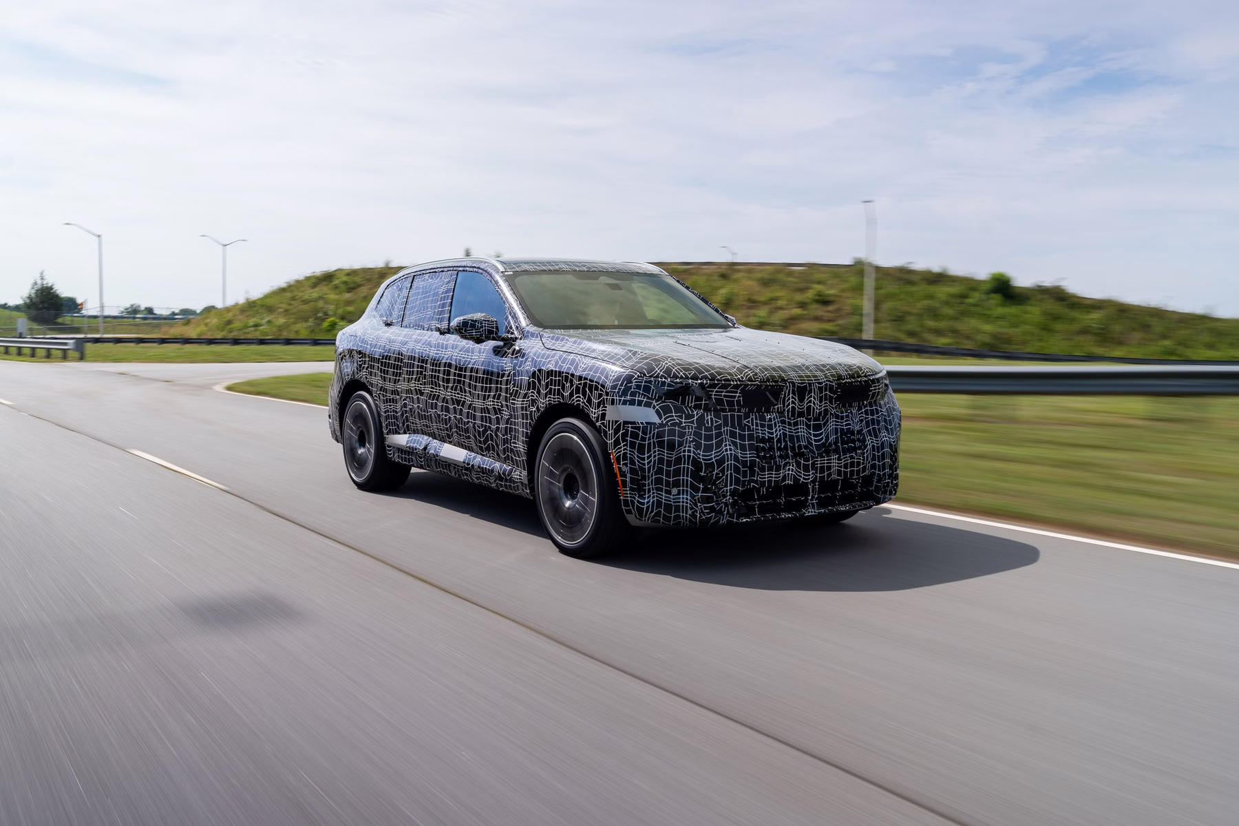 Novo BMW X5 camuflado em rodovia durante fase final de testes