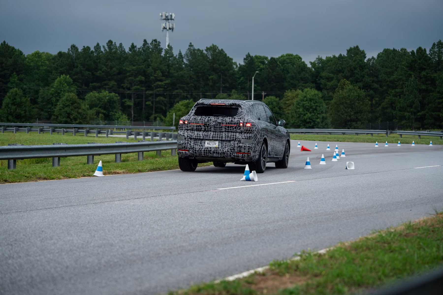 Novo BMW X5 camuflado em pista de cones durante calibração de manobra