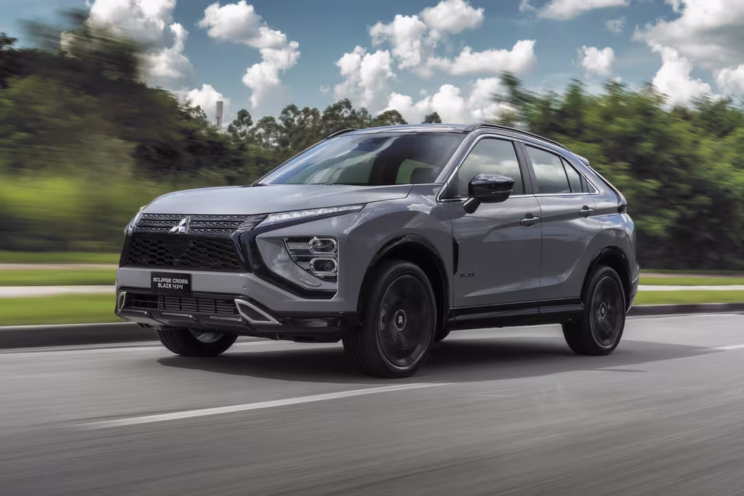 Mitsubishi Eclipse Cross em vista dianteira e lateral