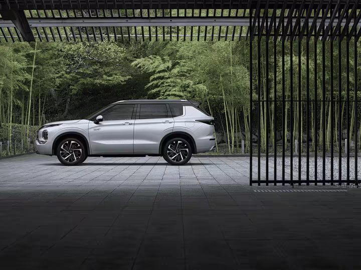 Mitsubishi Outlander PHEV em vista lateral