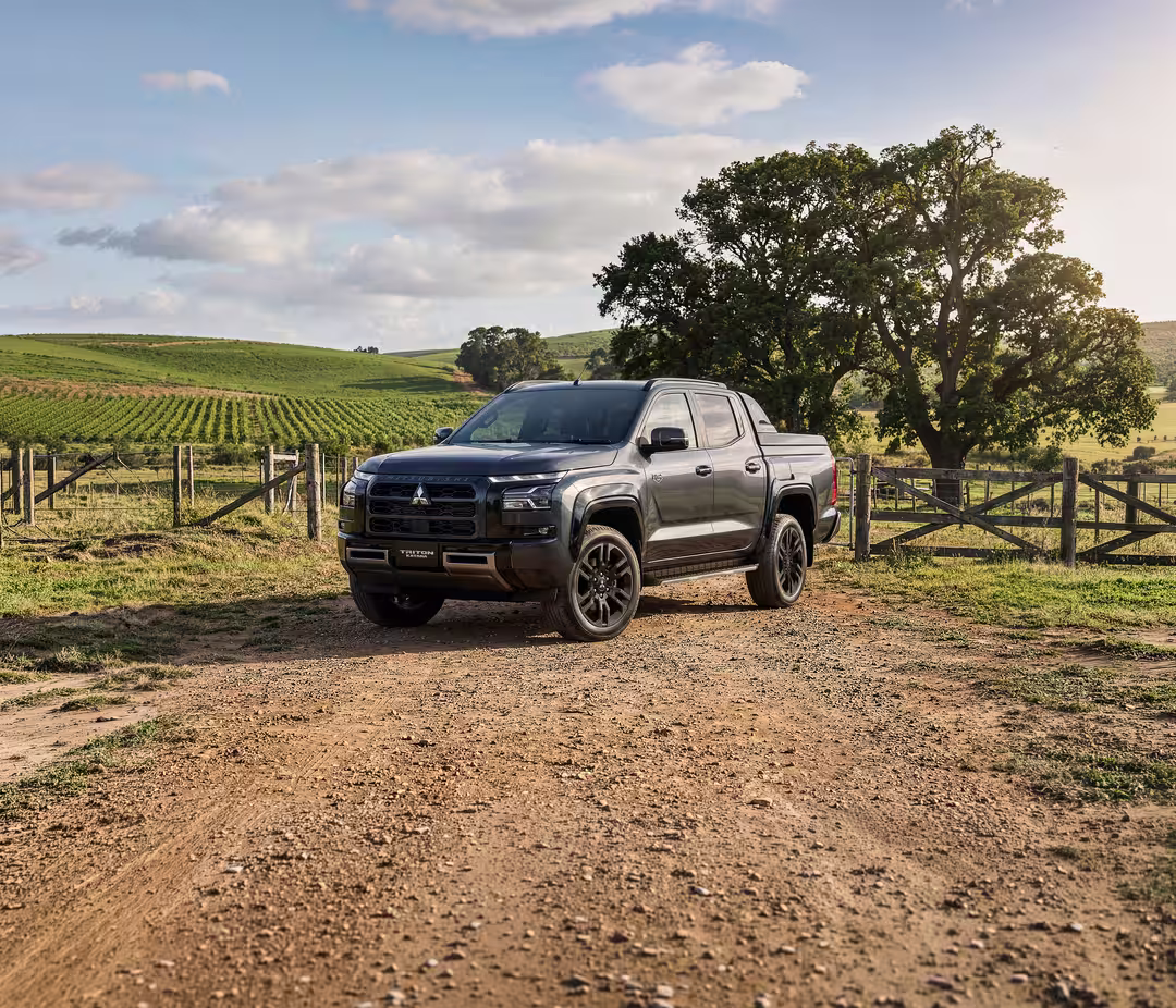 Mitsubishi Triton em vista dianteira e lateral