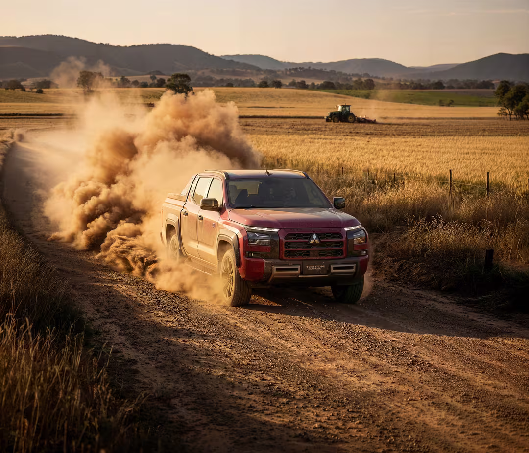 Mitsubishi Triton em estrada de terra