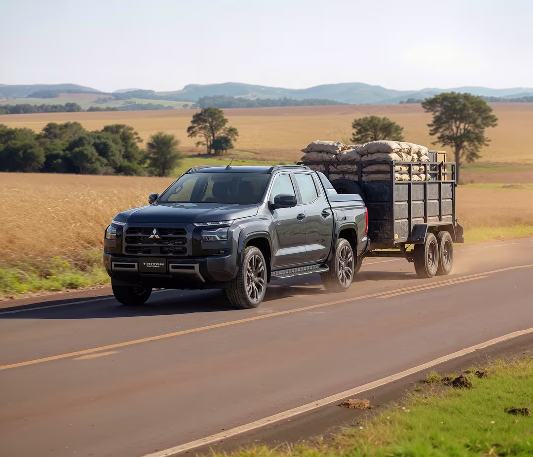 Mitsubishi Triton rebocando carga