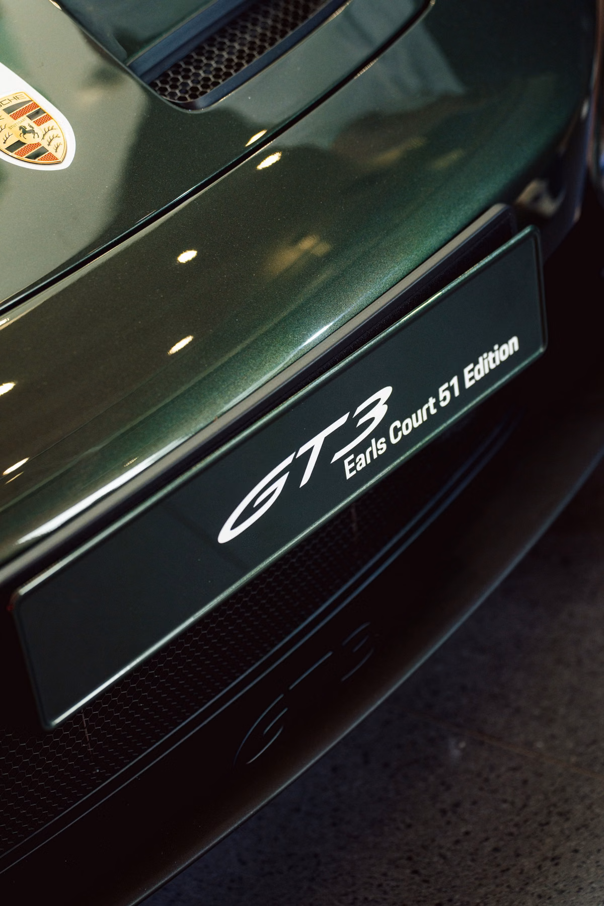 Detalhe de soleira com inscrição GT3 em Porsche verde no Sunstede Silverstone Edition