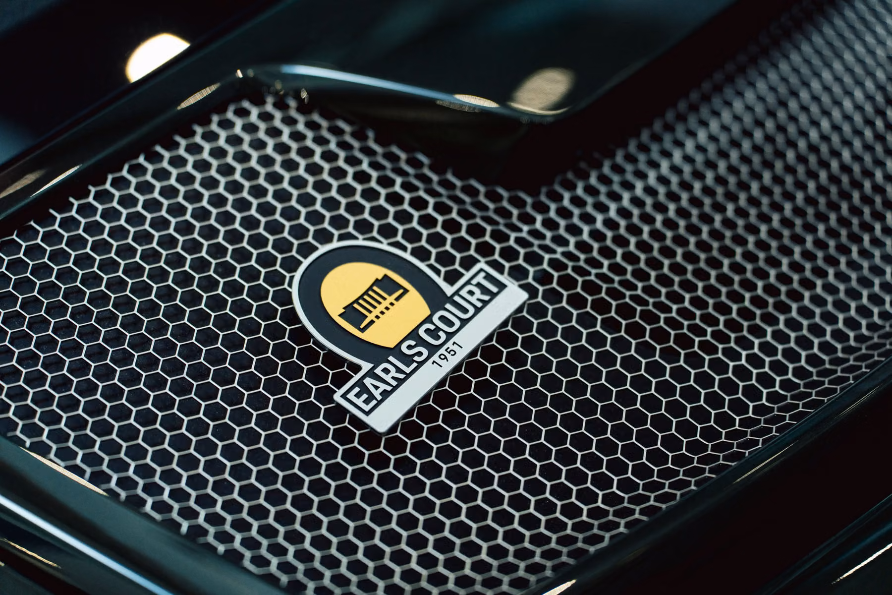 Grade com emblema Earls Court em Porsche verde no Sunstede Silverstone Edition