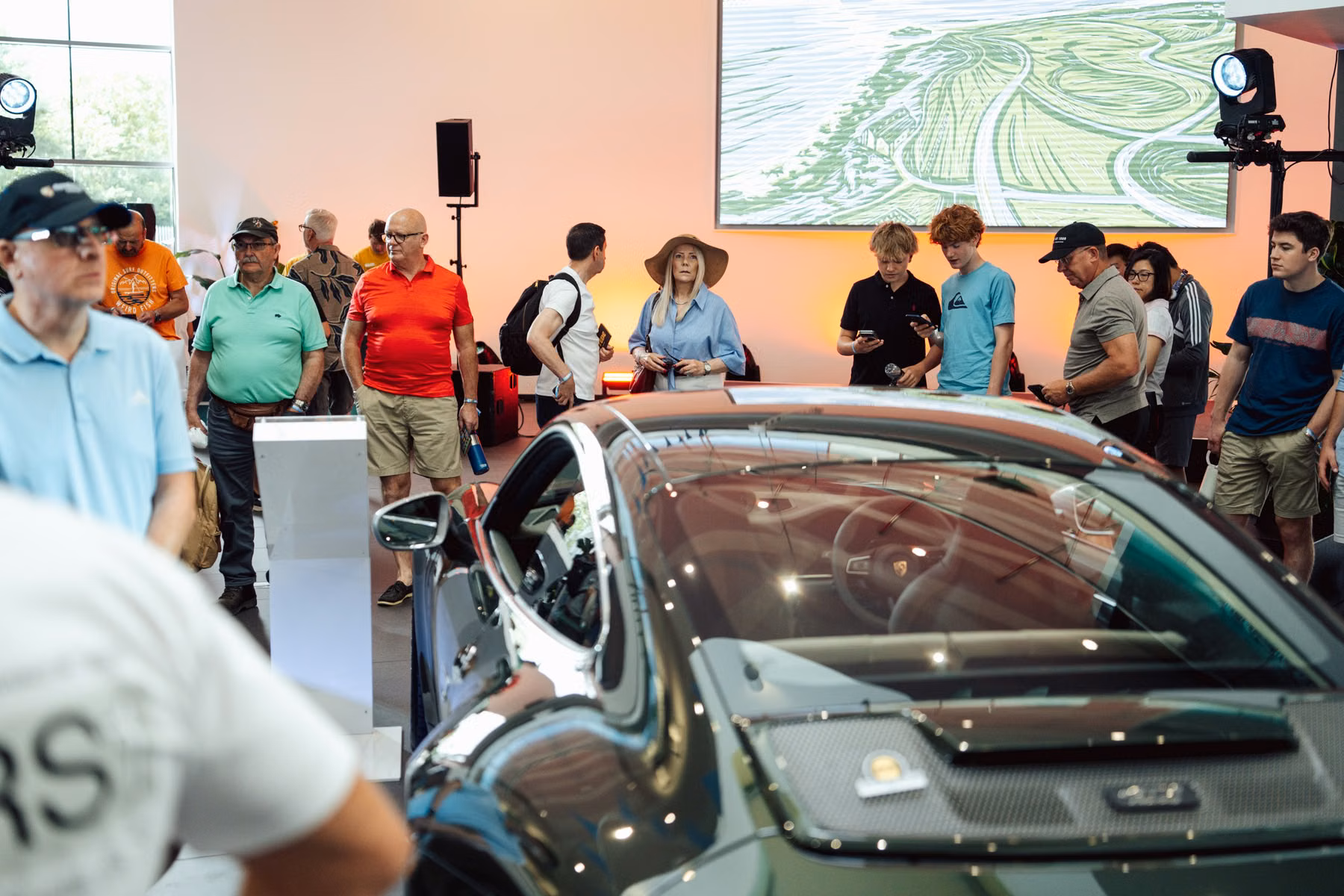 Público observa Porsche em exposição técnica durante o Sunstede Silverstone Edition