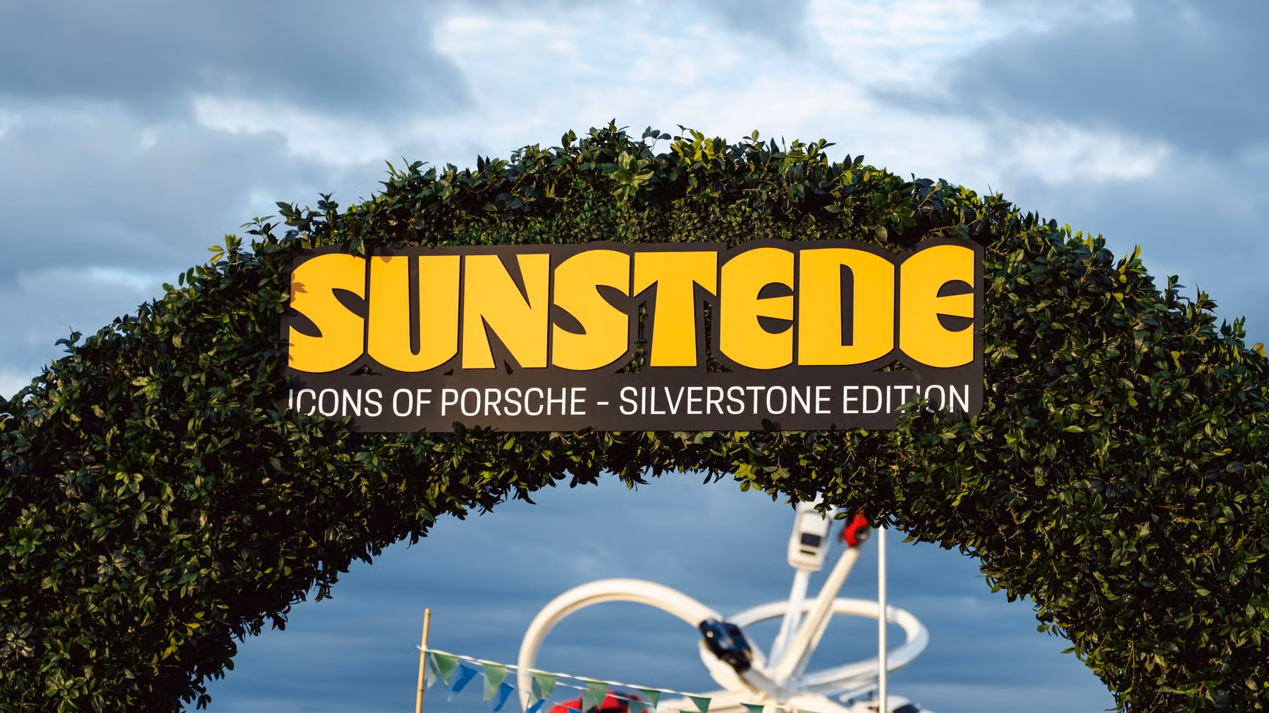 Entrada vegetal do Sunstede Silverstone Edition com roda gigante ao fundo
