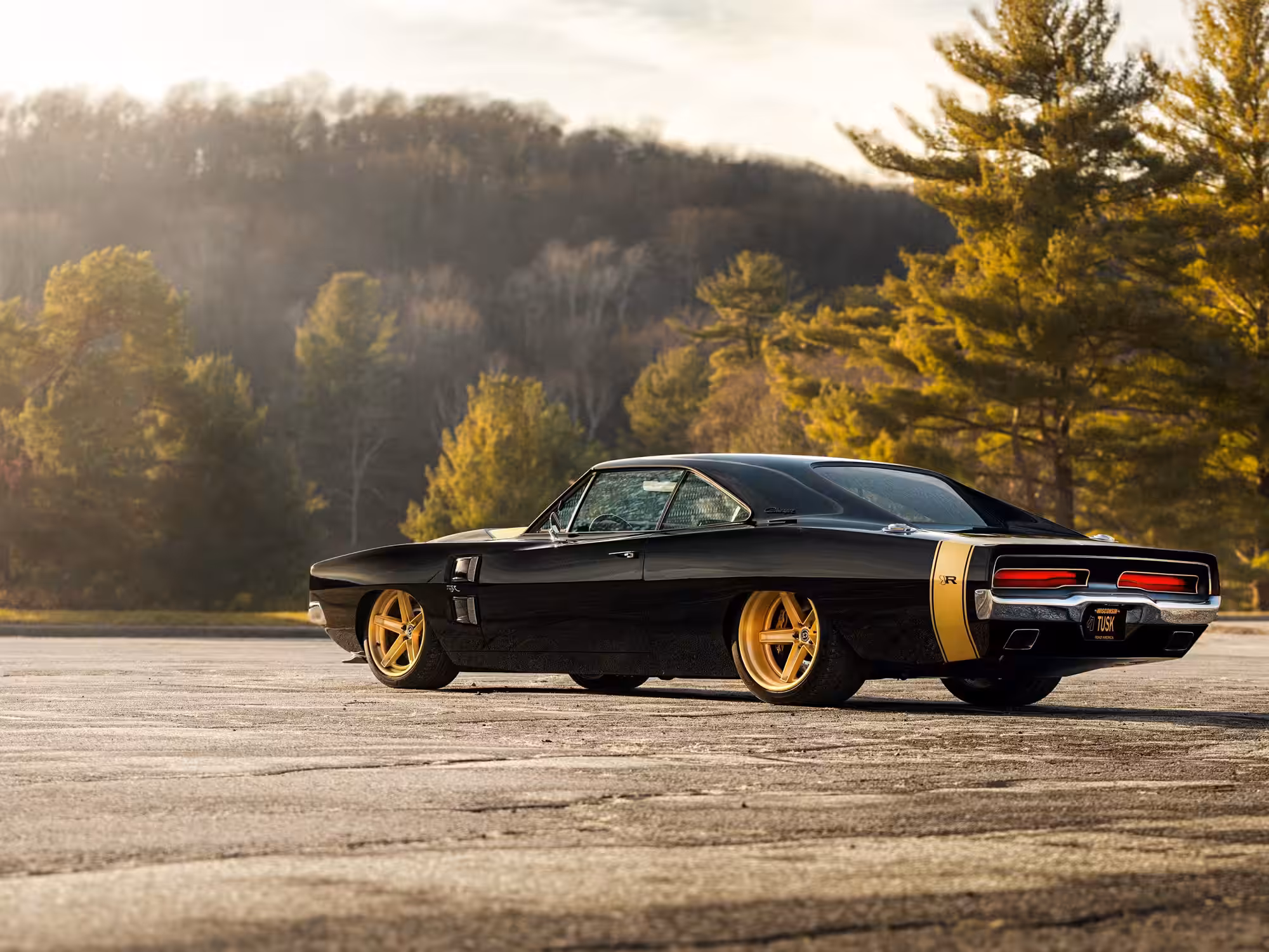 Dodge Charger 1969 TUSK visto de traseira lateral em estúdio
