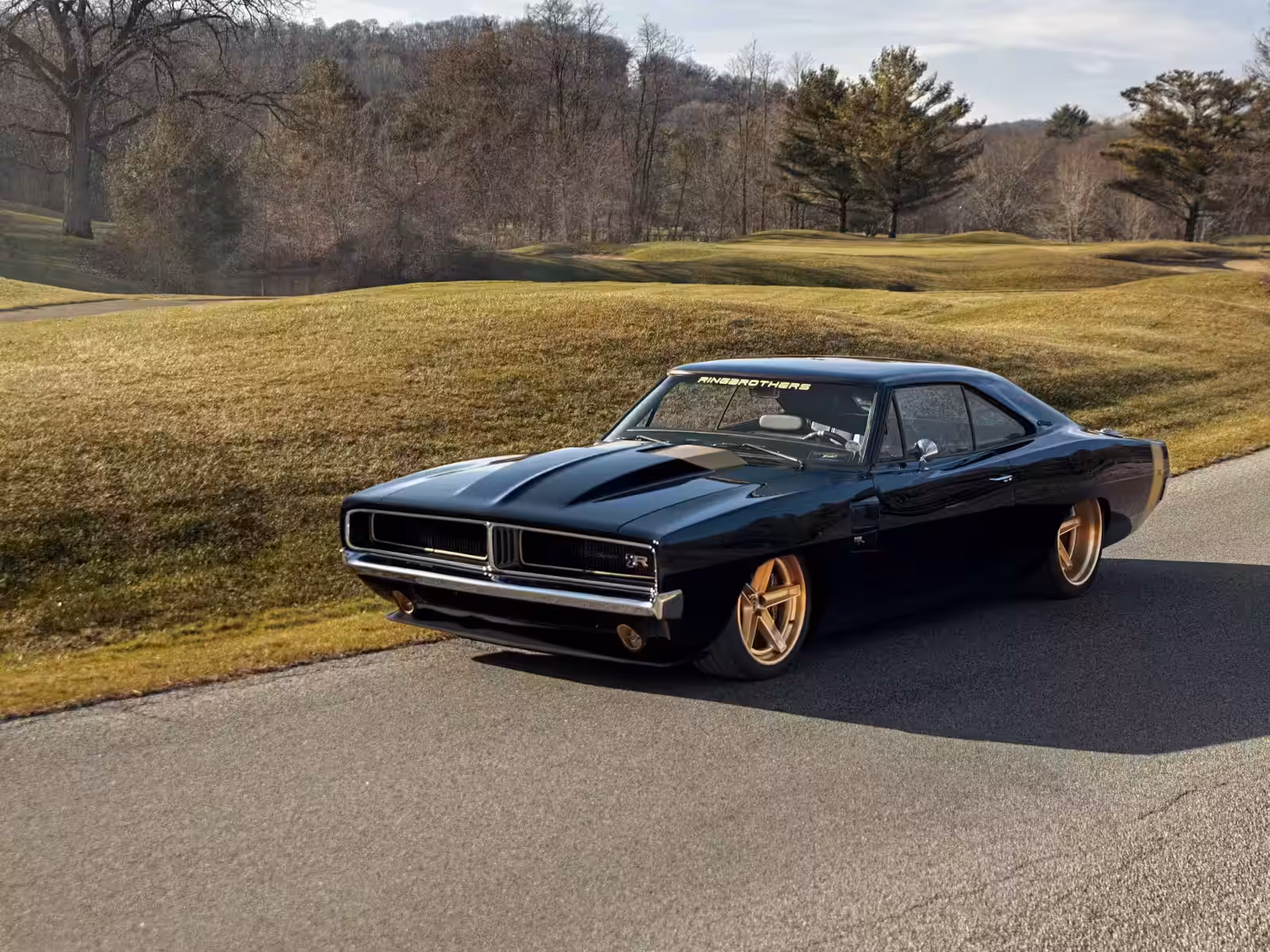 Ringbrothers TUSK Dodge Charger 1969 em tomada lateral na estrada