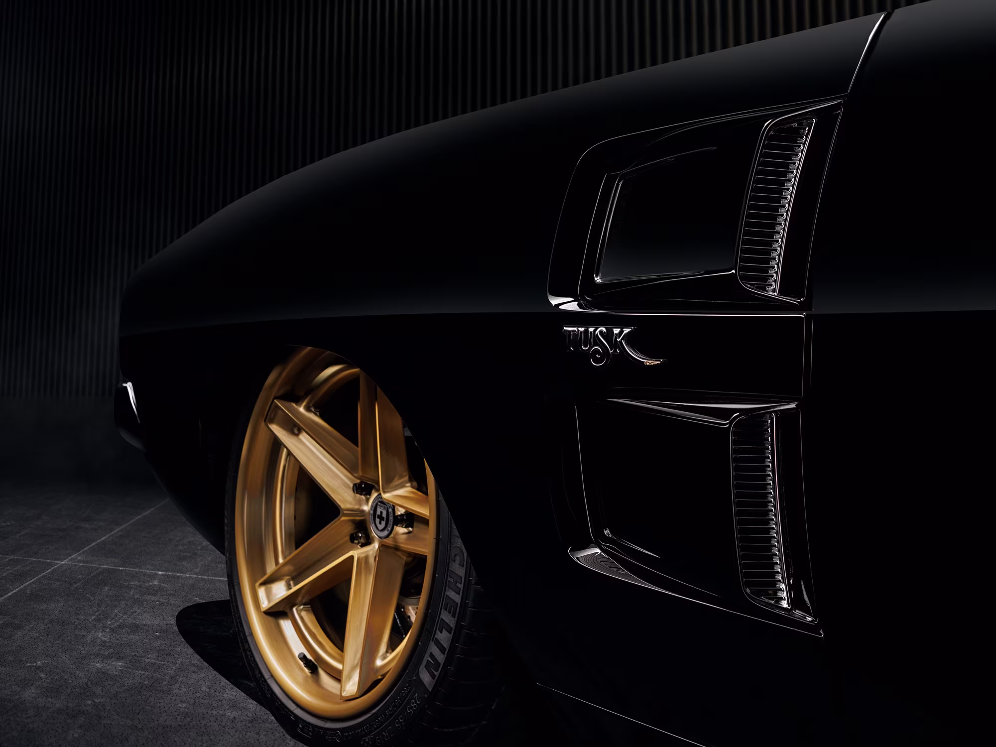 Logo TUSK aplicado ao Dodge Charger restomod da Ringbrothers