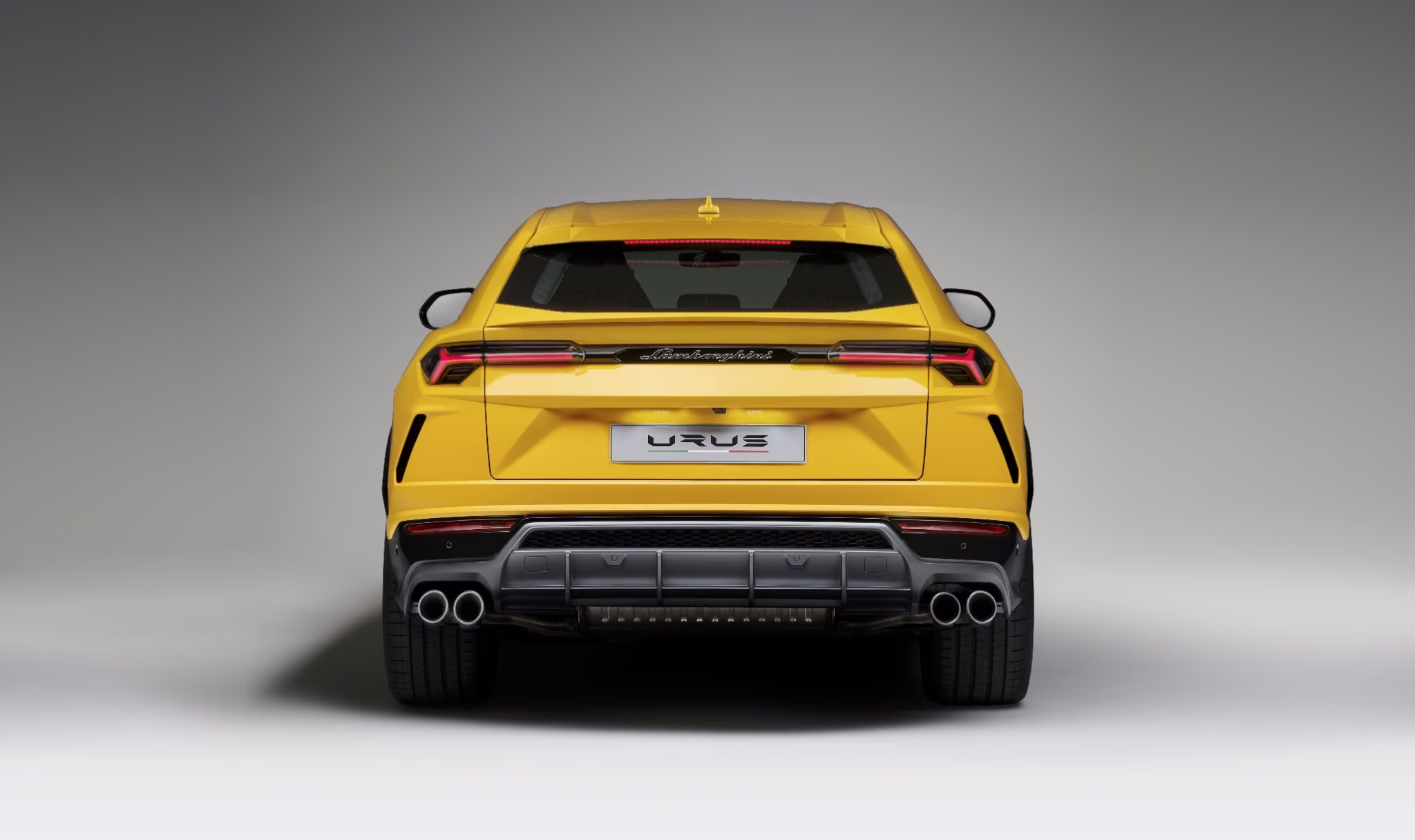 Lamborghini Urus amarelo visto pela traseira