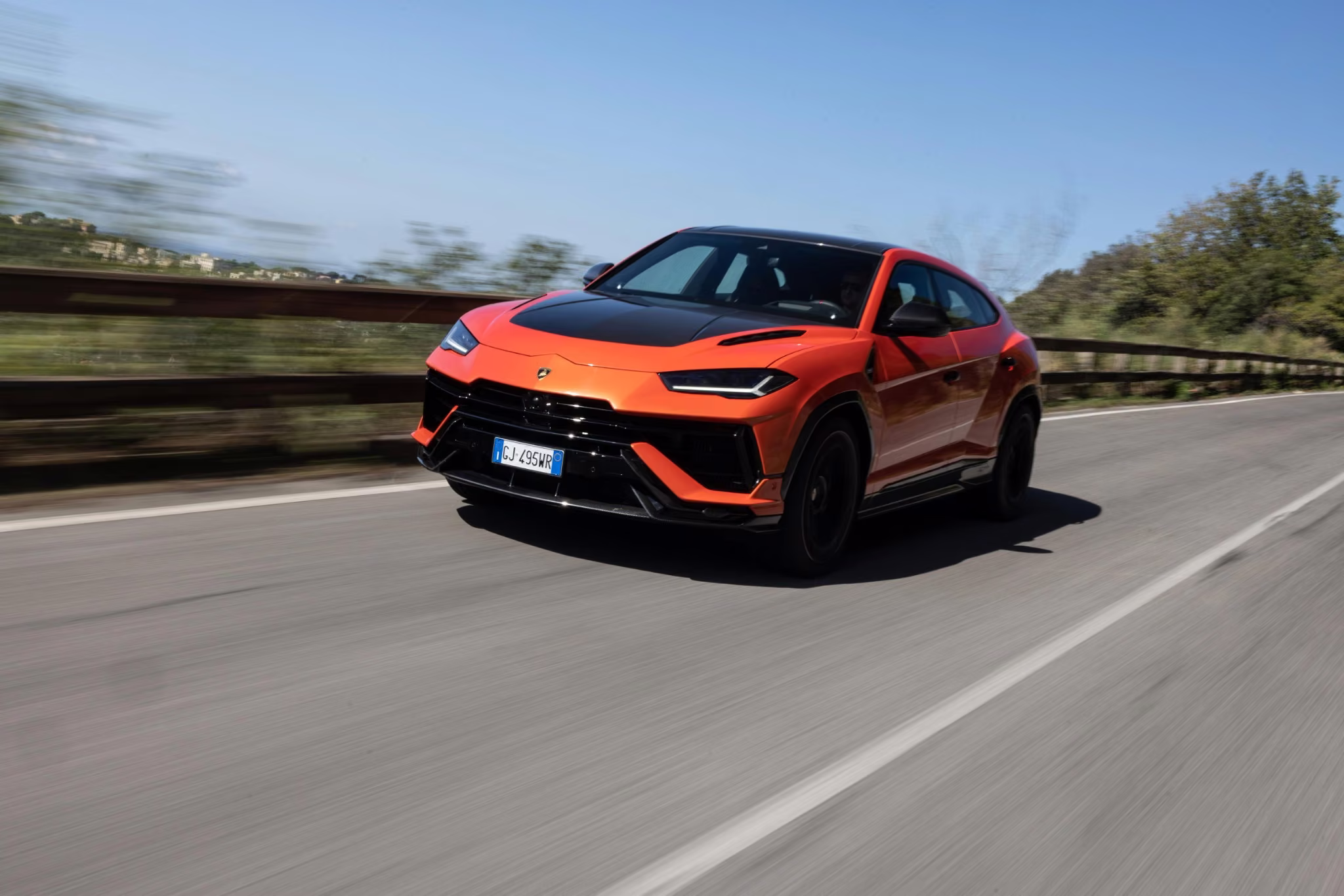 Lamborghini Urus Performante vermelho visto de frente na estrada